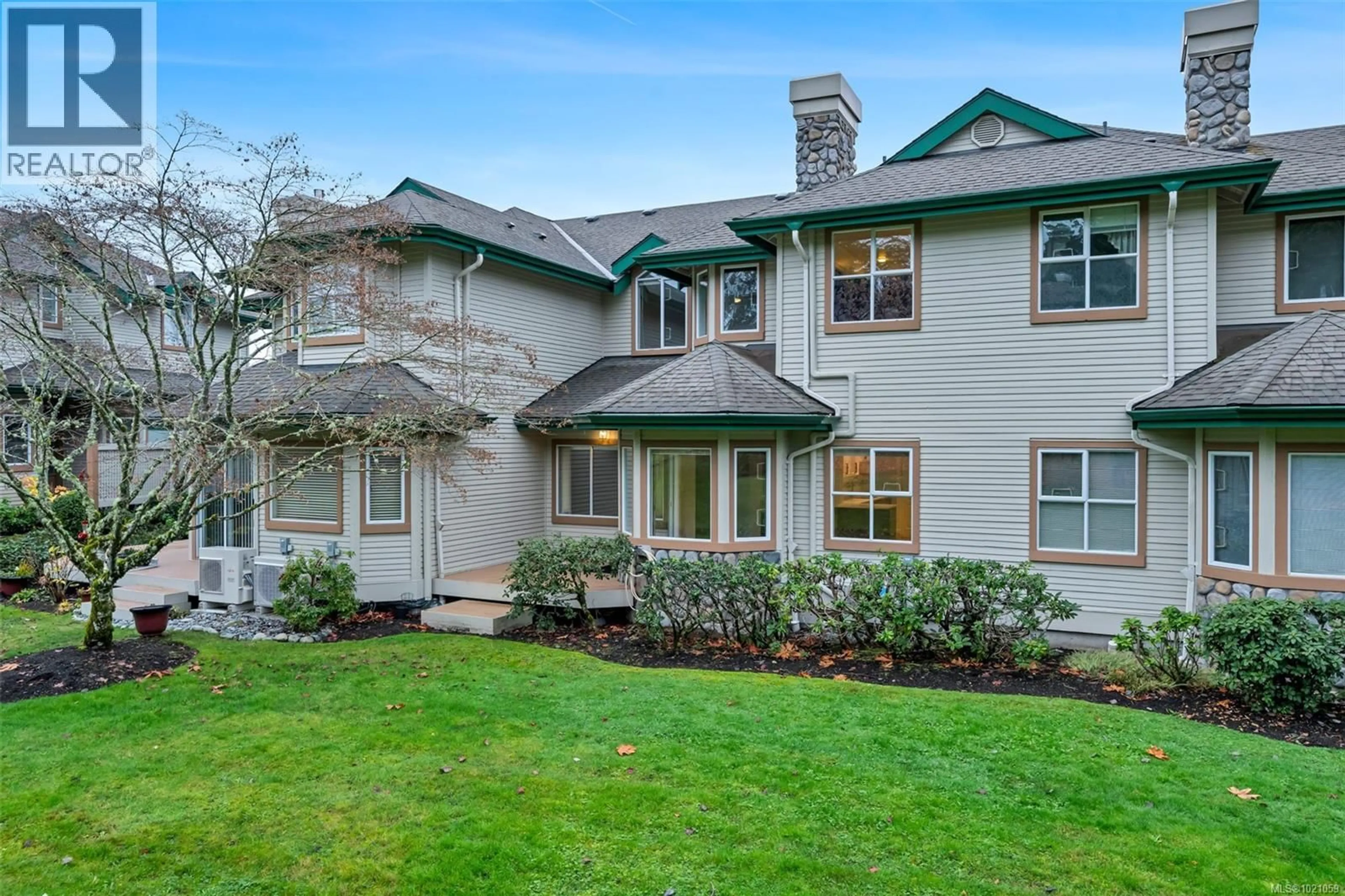 Home with vinyl exterior material, street for 98 - 530 MARSETT PLACE, Saanich British Columbia V8Z7J2