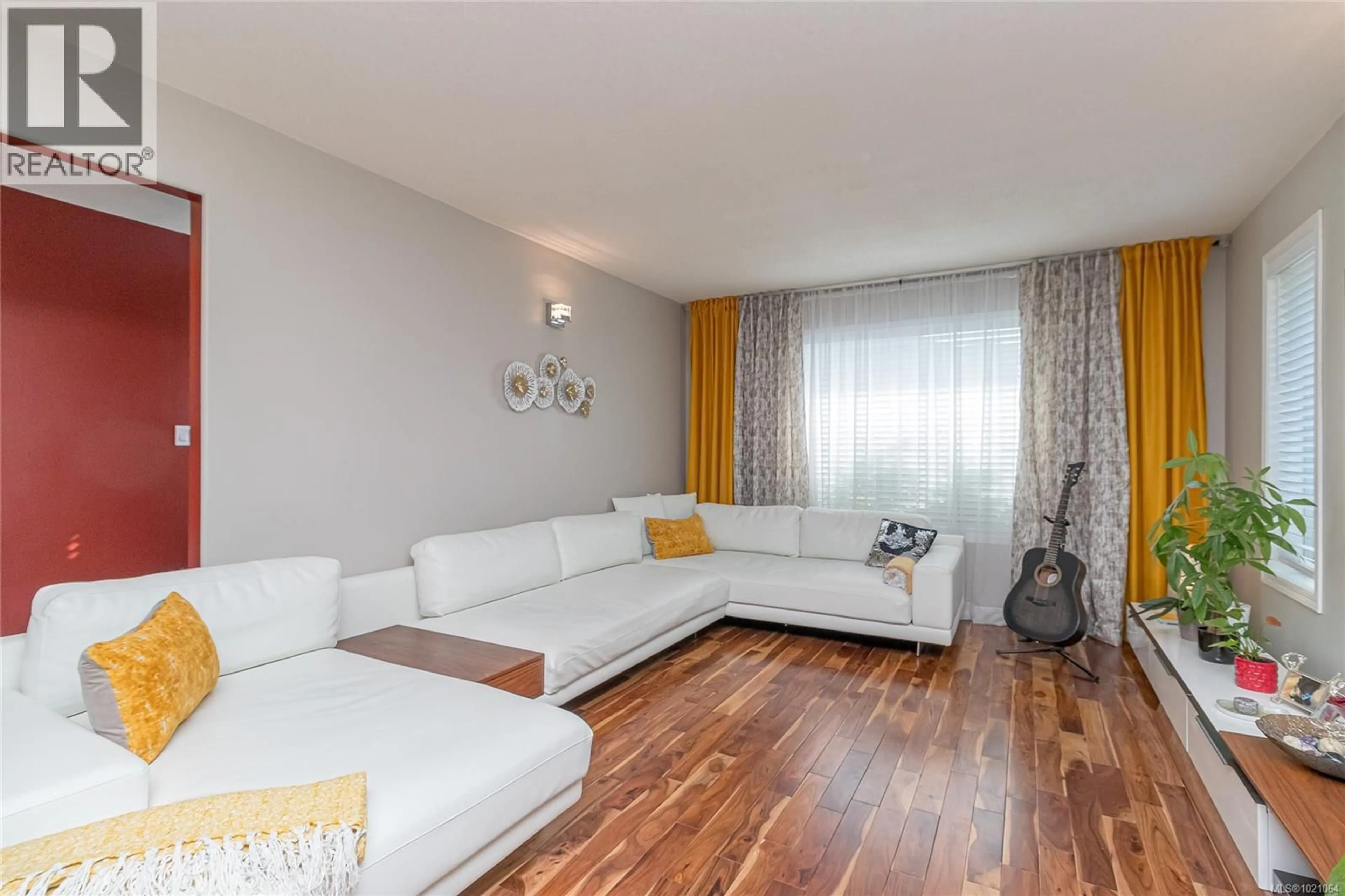 Living room with furniture, wood/laminate floor for 749 MARCHMONT ROAD, Duncan British Columbia V9L2L9