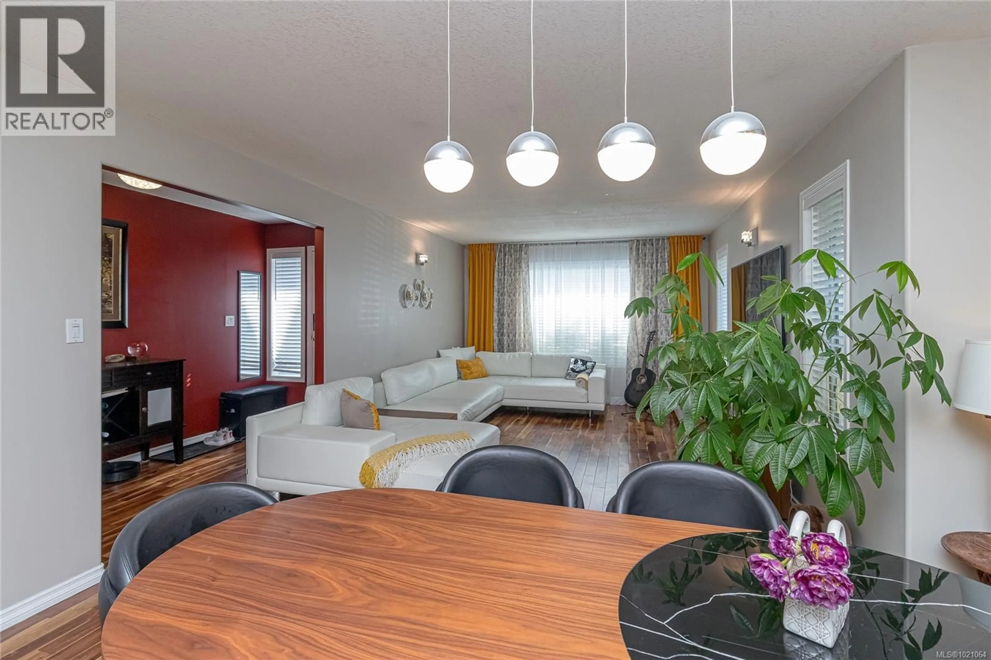 Living room with furniture, wood/laminate floor for 749 MARCHMONT ROAD, Duncan British Columbia V9L2L9