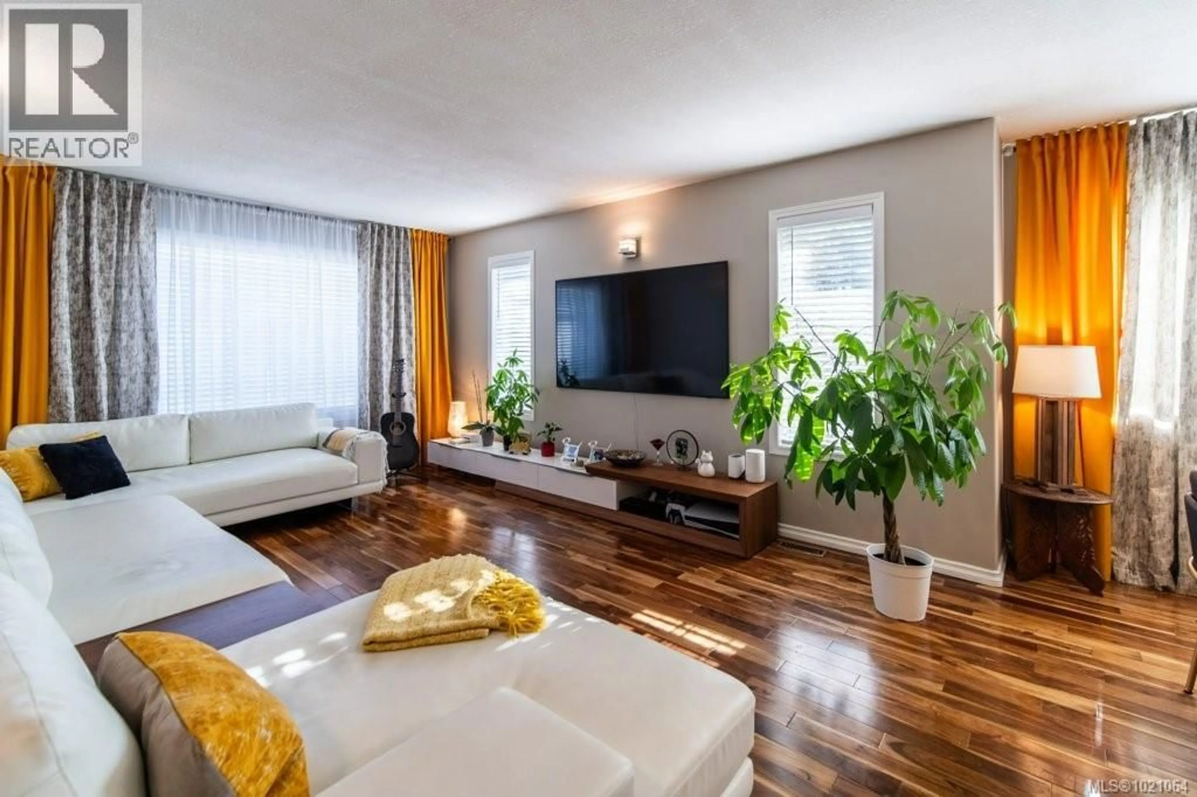 Living room with furniture, wood/laminate floor for 749 MARCHMONT ROAD, Duncan British Columbia V9L2L9