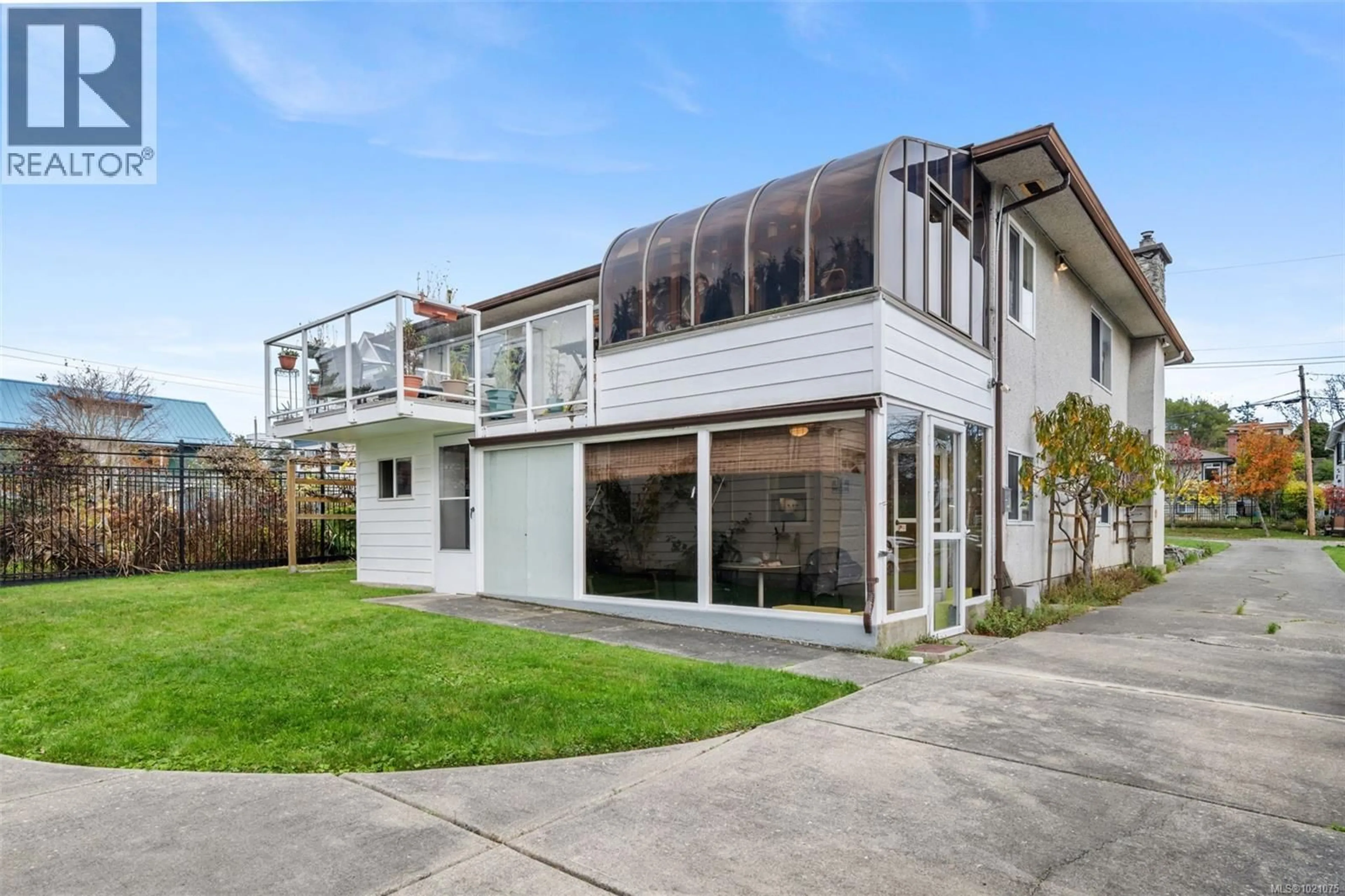 Home with vinyl exterior material, building for 474 STURDEE STREET, Esquimalt British Columbia V9A6R1