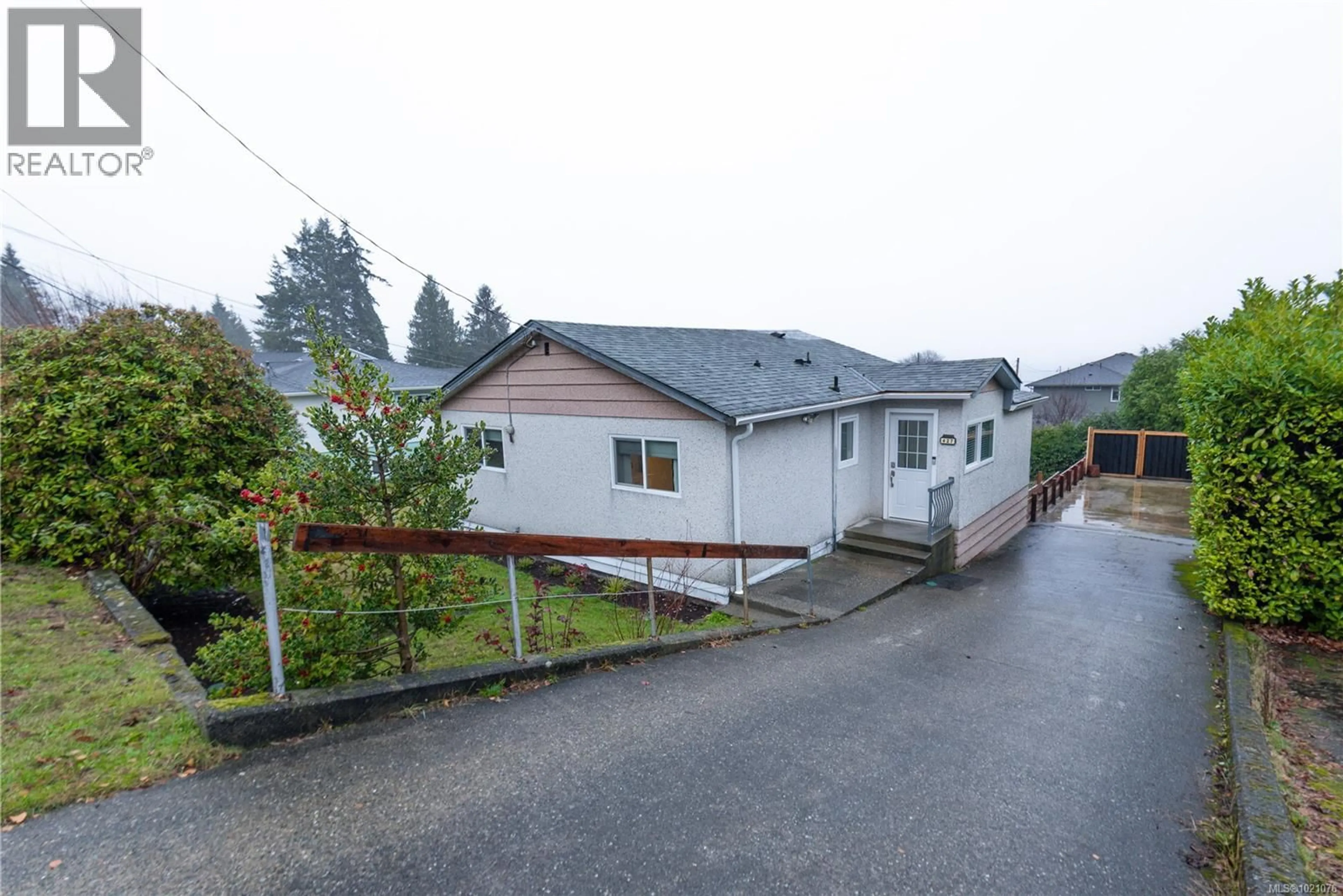 A pic from outside/outdoor area/front of a property/back of a property/a pic from drone, unknown for 427 DAVIS ROAD, Ladysmith British Columbia V9G1V3