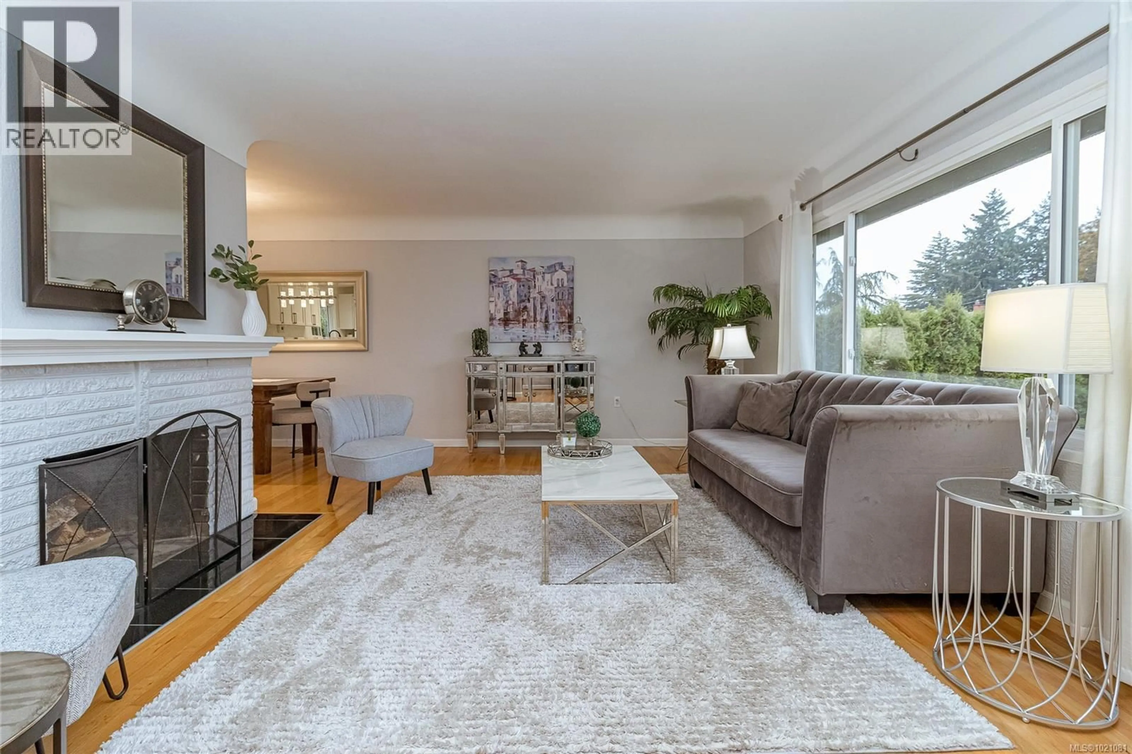 Living room with furniture, unknown for 1743 TOWNLEY STREET, Saanich British Columbia V8R3A6