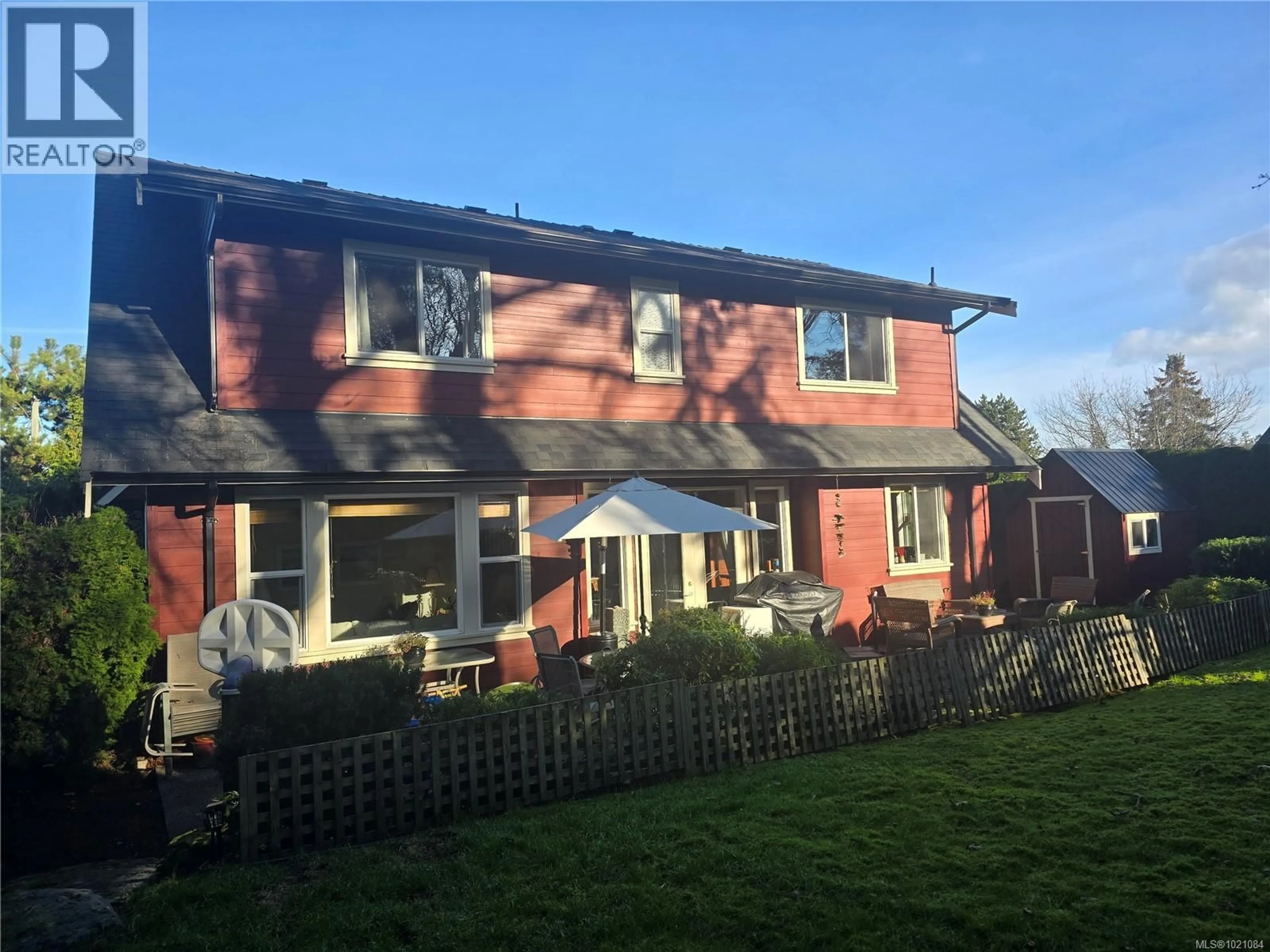 A pic from outside/outdoor area/front of a property/back of a property/a pic from drone, building for 935 LODGE AVENUE, Saanich British Columbia V8X3A9