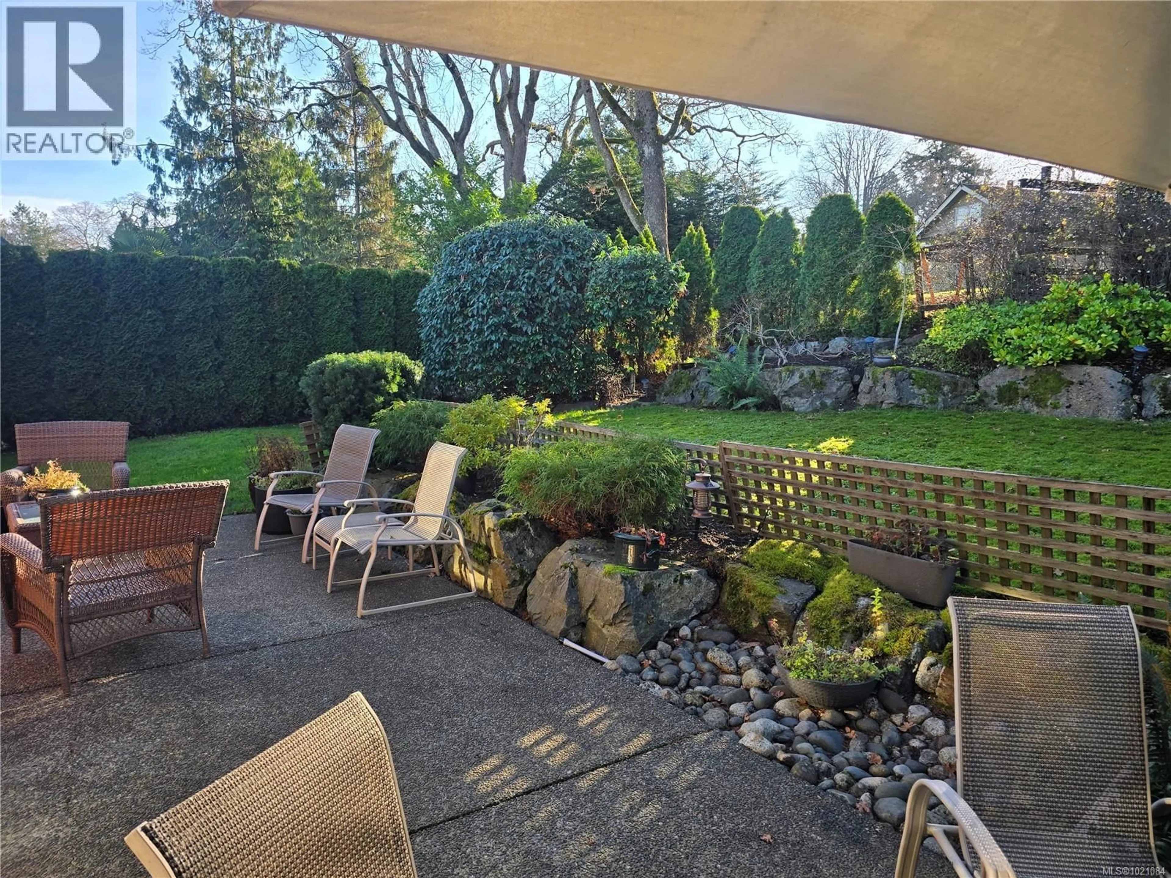 Patio, water/lake/river/ocean view for 935 LODGE AVENUE, Saanich British Columbia V8X3A9