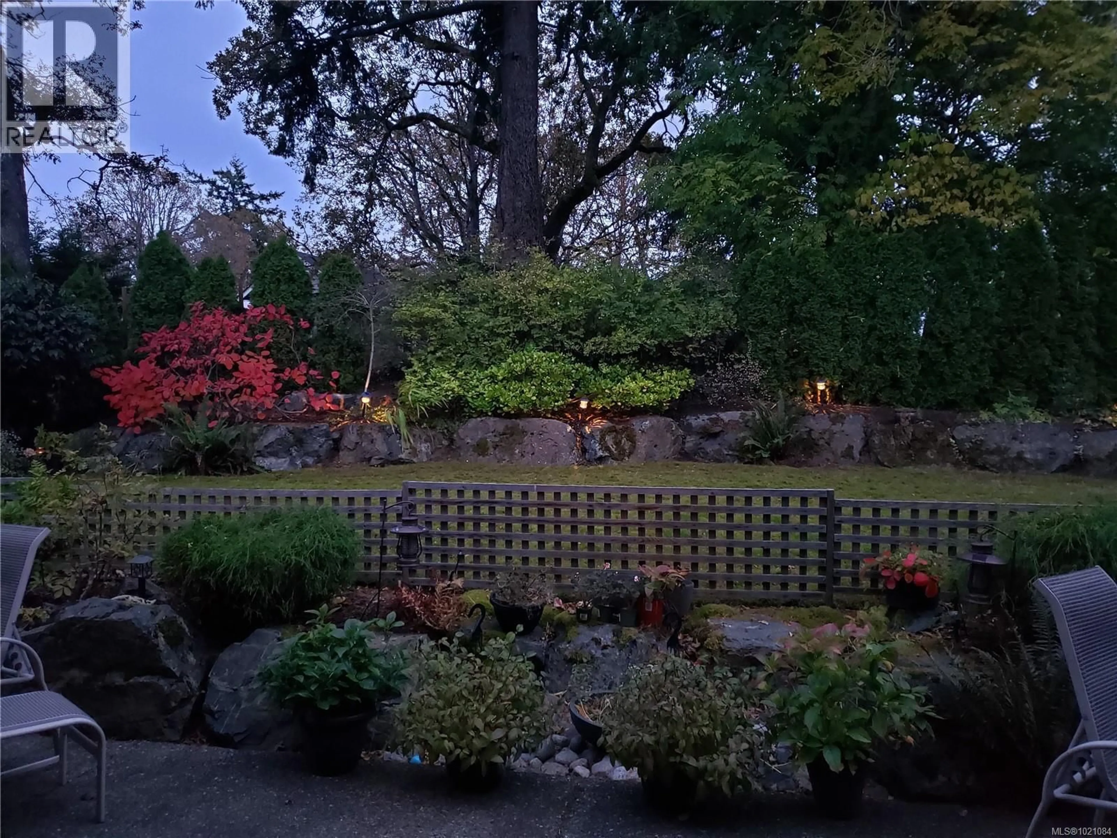 Patio, unknown for 935 LODGE AVENUE, Saanich British Columbia V8X3A9