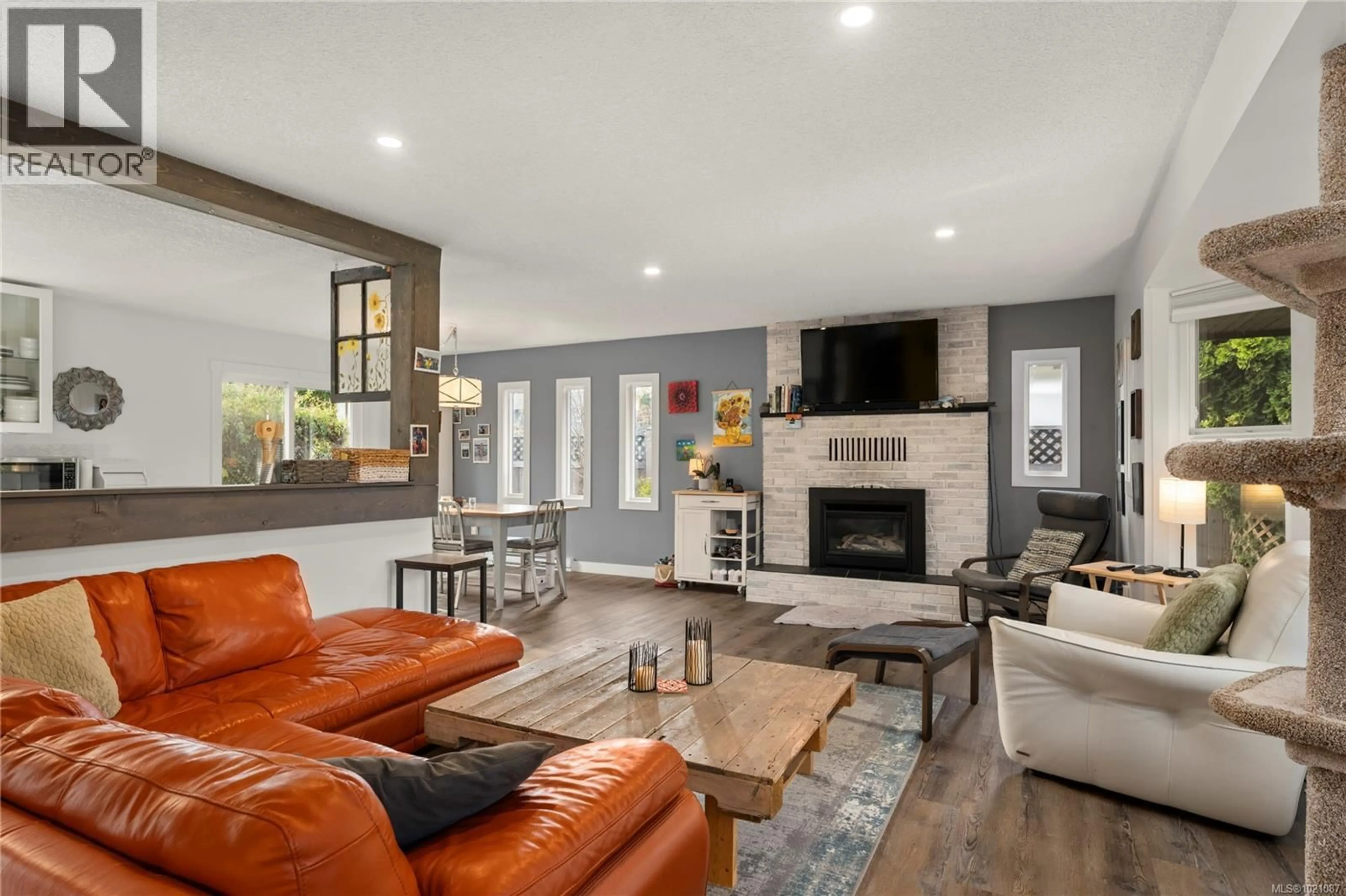 Living room with furniture, unknown for 1592 DALMATIAN DRIVE, Parksville British Columbia V9P1Y7