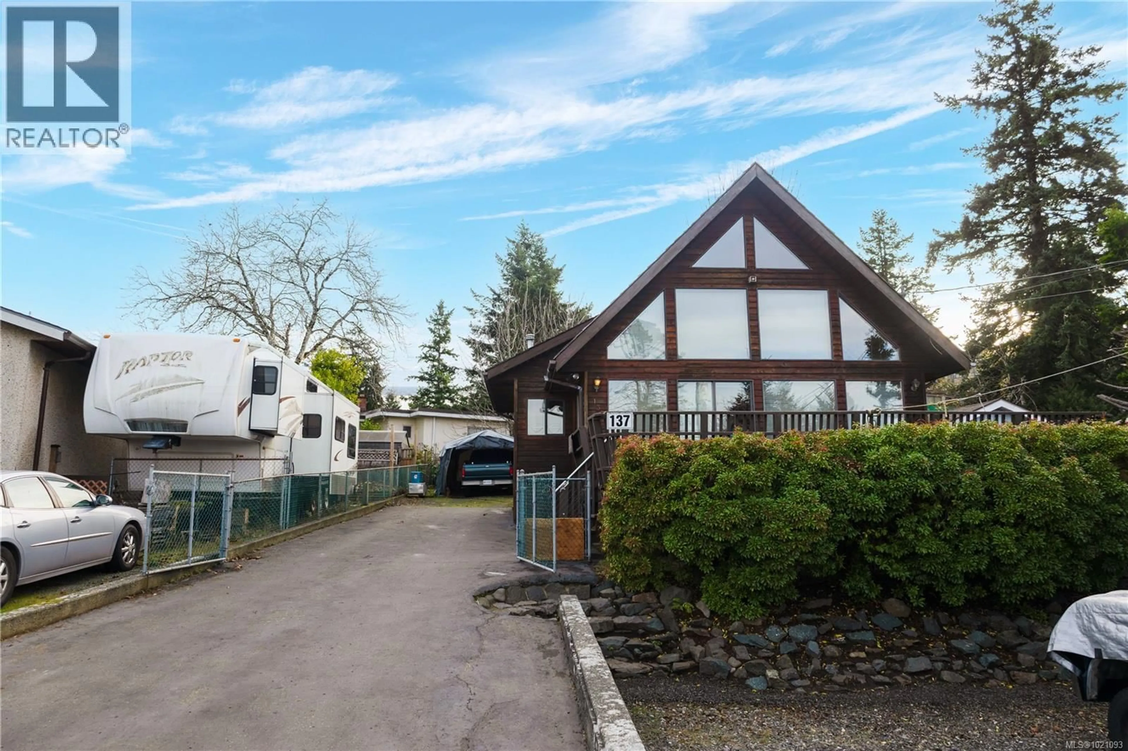 A pic from outside/outdoor area/front of a property/back of a property/a pic from drone, street for 137 9TH AVENUE, Campbell River British Columbia V9W4B3