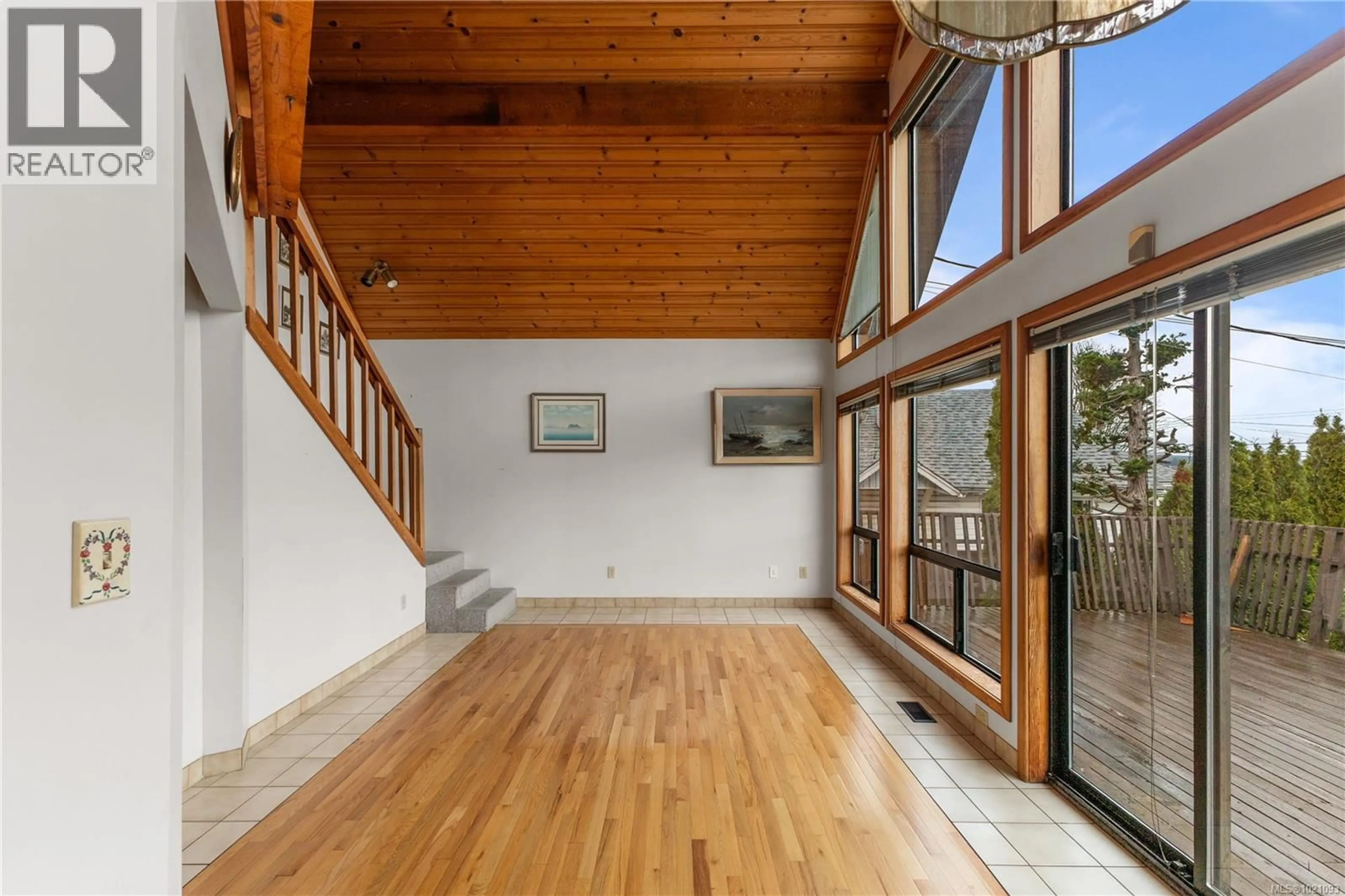 Indoor foyer for 137 9TH AVENUE, Campbell River British Columbia V9W4B3
