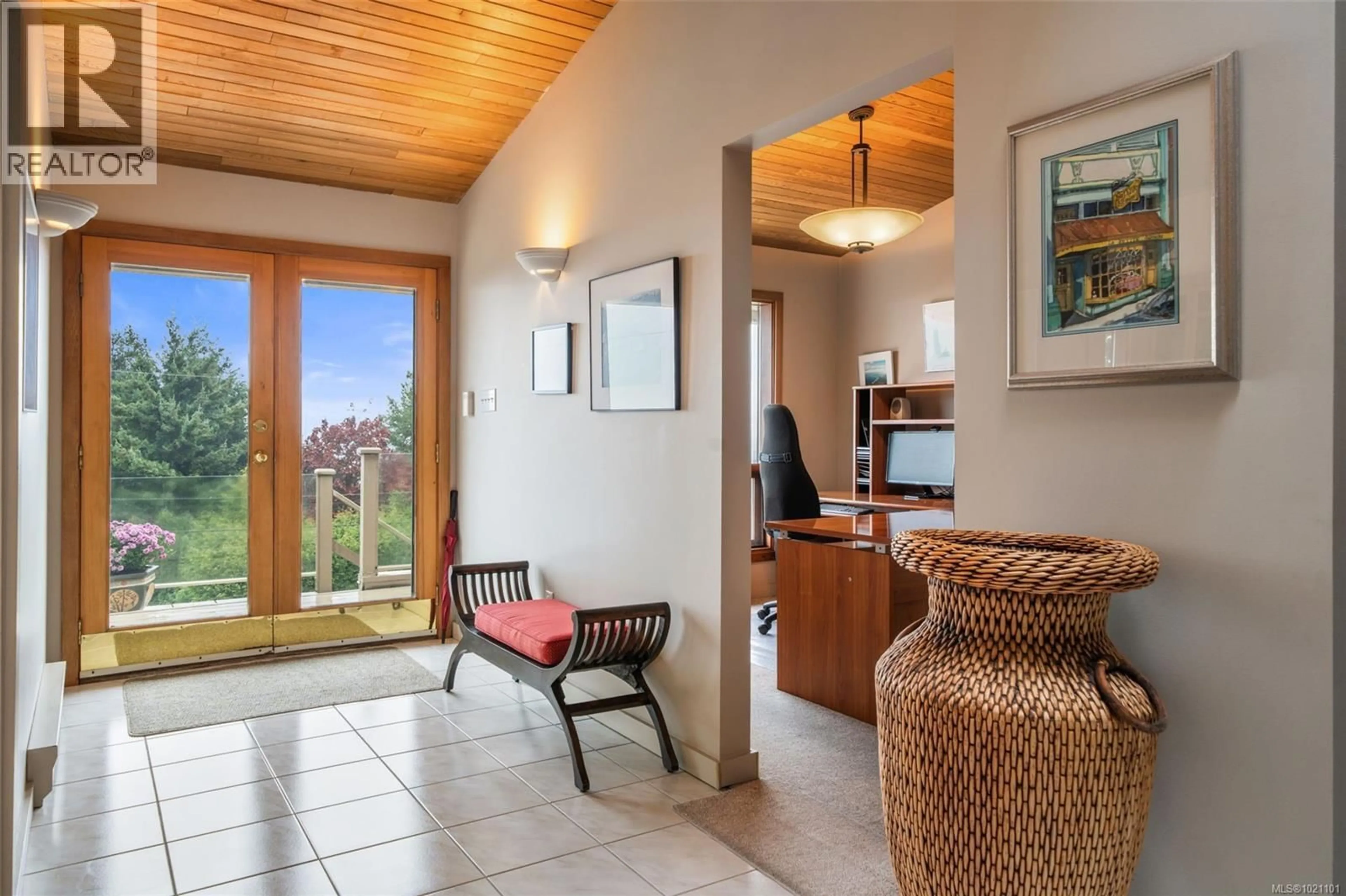 Indoor foyer for 2923 MT. BAKER VIEW ROAD, Saanich British Columbia V8N1Z6
