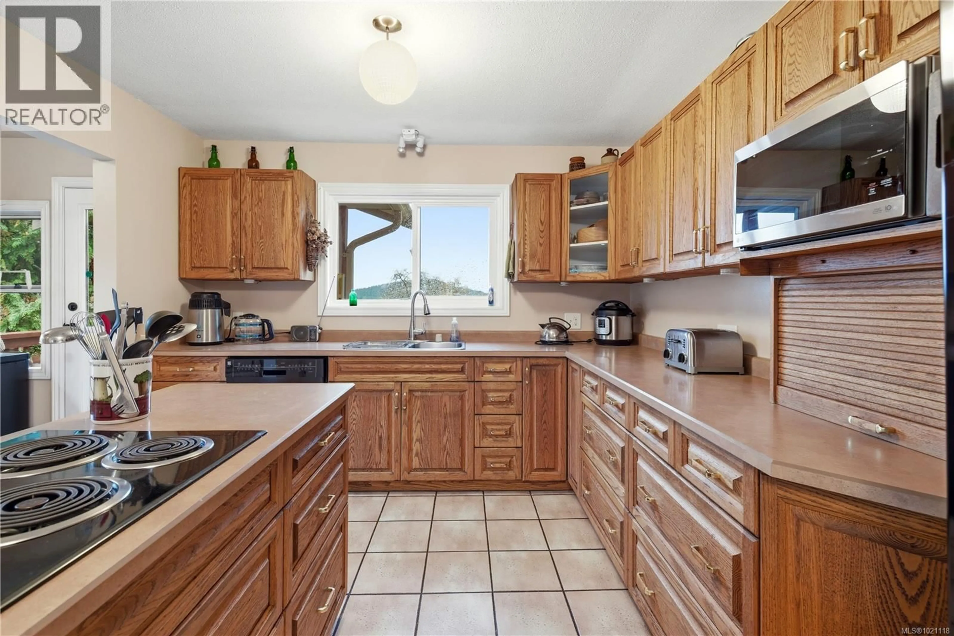 Standard kitchen, ceramic/tile floor for 833 ALVARADO TERRACE, Saanich British Columbia V8Y1G5