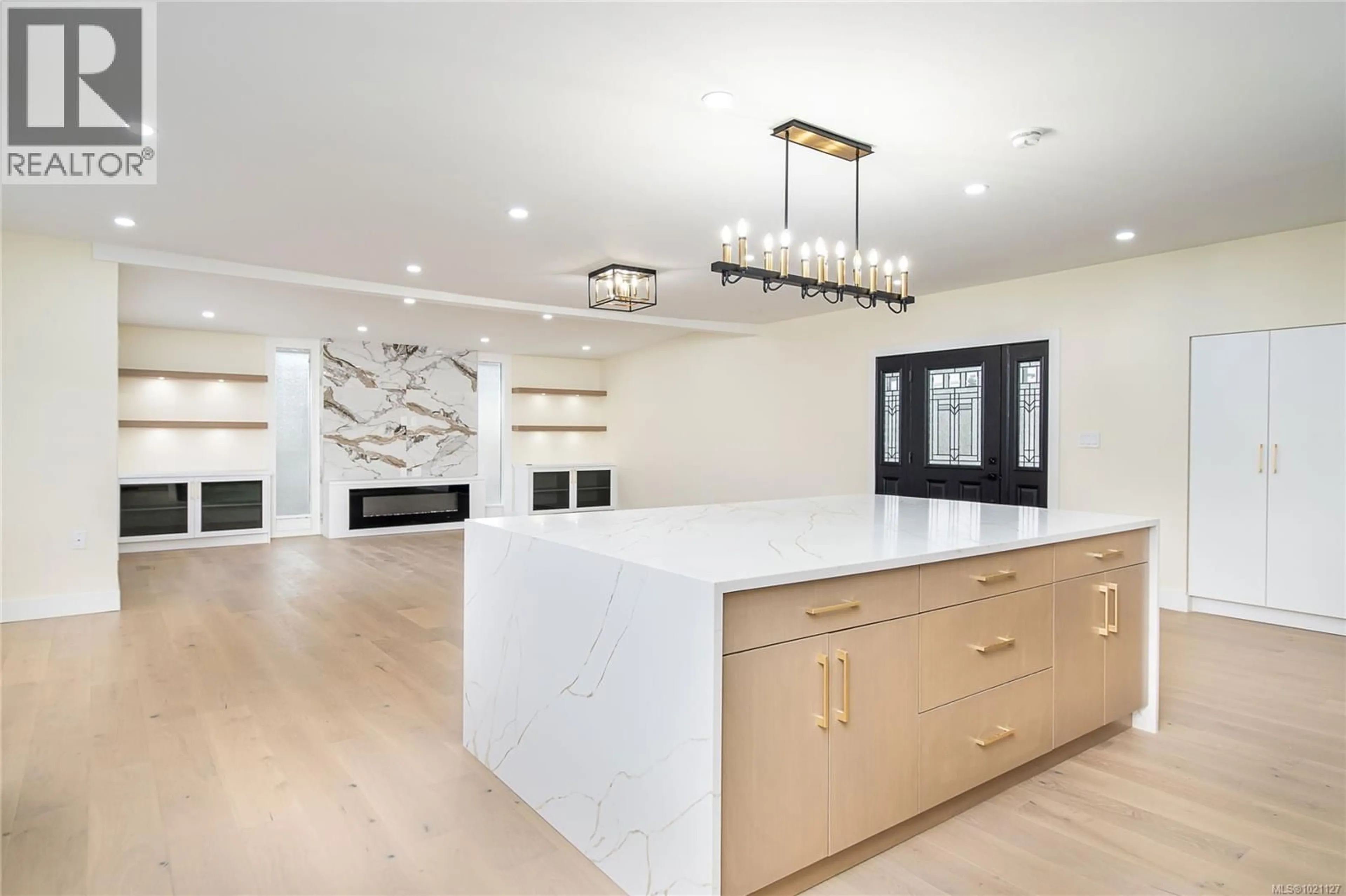 Open concept kitchen, unknown for 1579 KENMORE ROAD, Saanich British Columbia V8N2E2