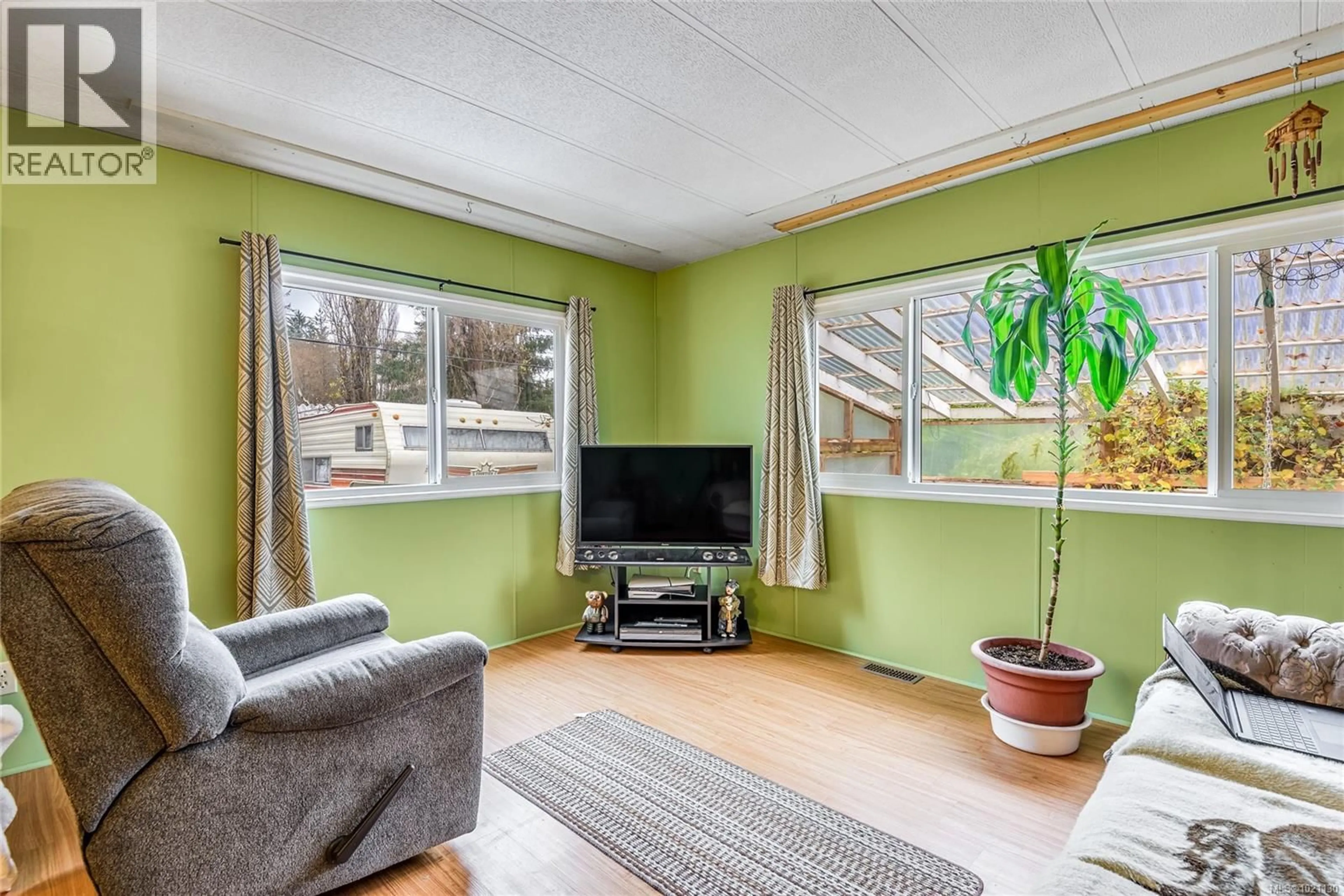 Living room with furniture, unknown for 129 SEABREEZE DRIVE NORTH, Campbell River British Columbia V9H1H8