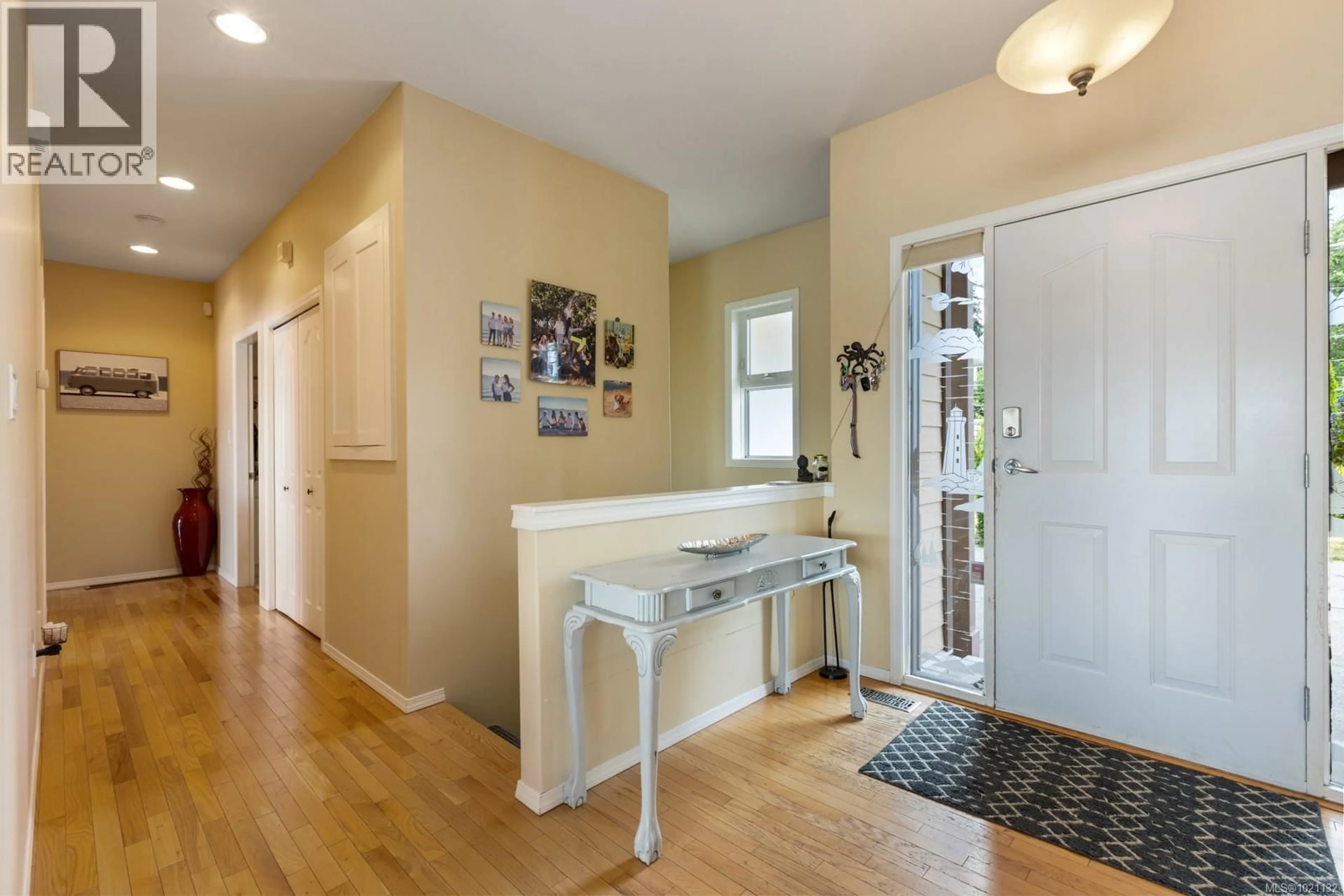 Indoor entryway for 6800 BUCKLEY BAY FRONTAGE ROAD, Fanny Bay British Columbia V0R1W0