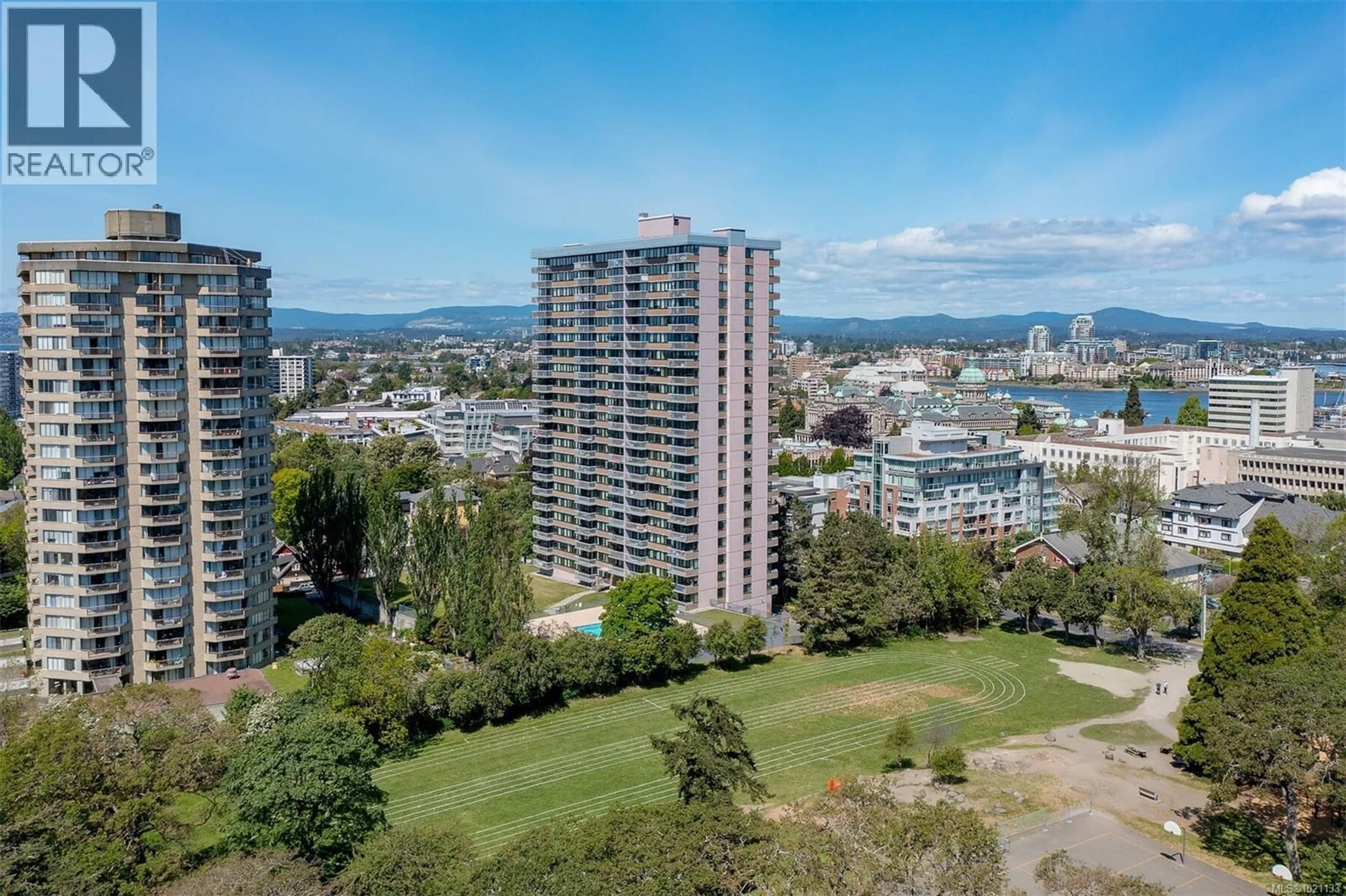 A pic from outside/outdoor area/front of a property/back of a property/a pic from drone, city buildings view from balcony for 1008 - 647 MICHIGAN STREET, Victoria British Columbia V8V1S9