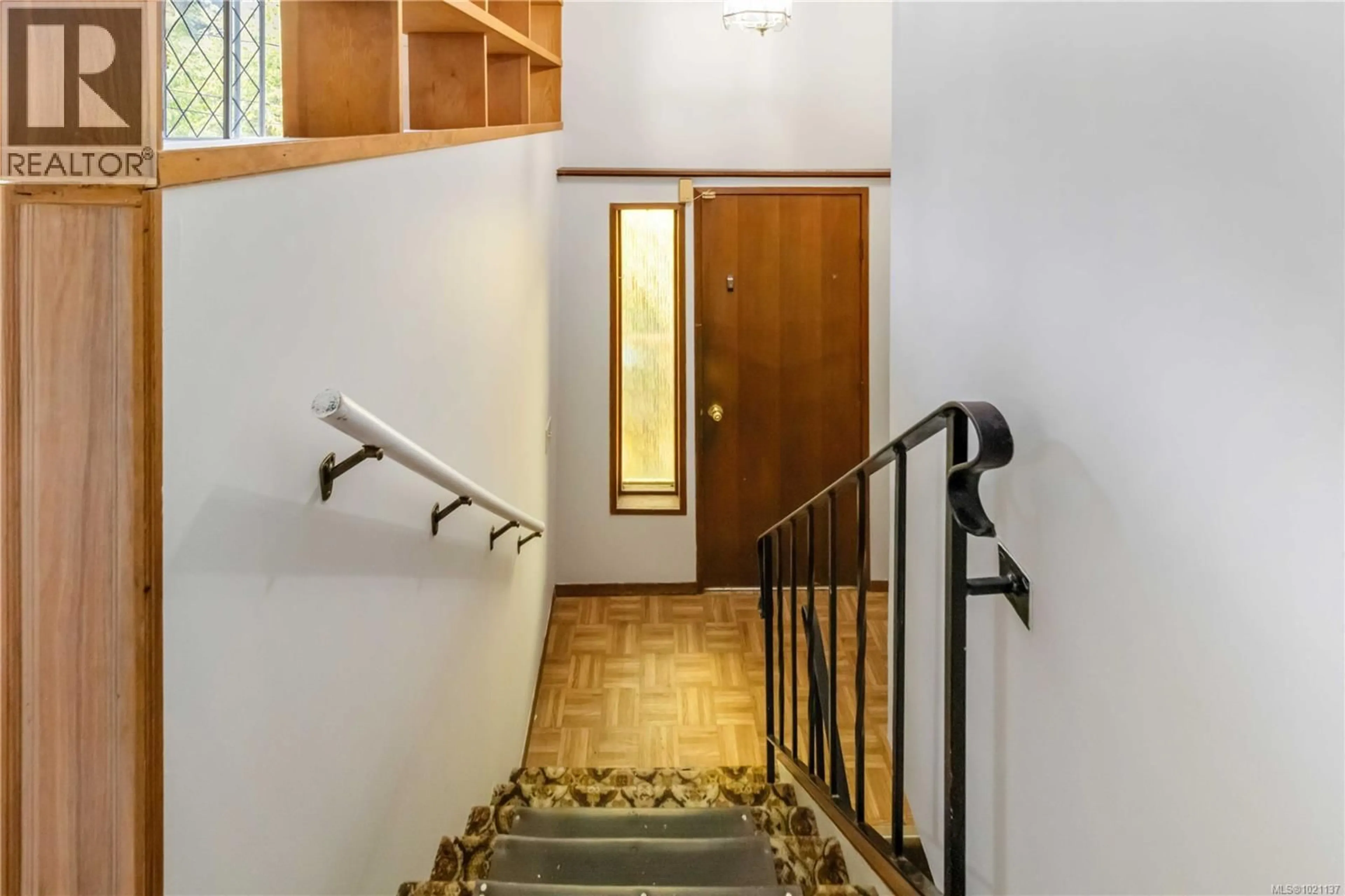 Indoor foyer for 95 MARLER DRIVE, View Royal British Columbia V9B6B7
