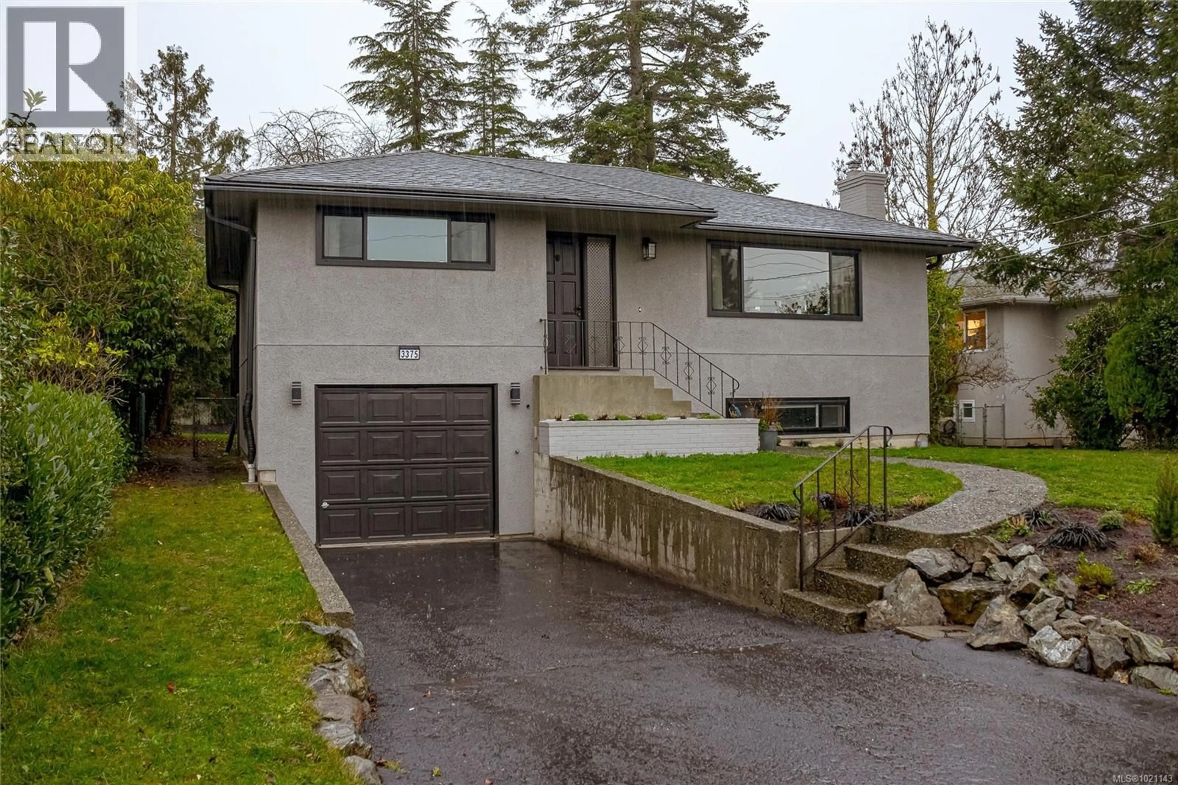 Home with vinyl exterior material, street for 3375 KINGSLEY PLACE, Saanich British Columbia V8P4K2