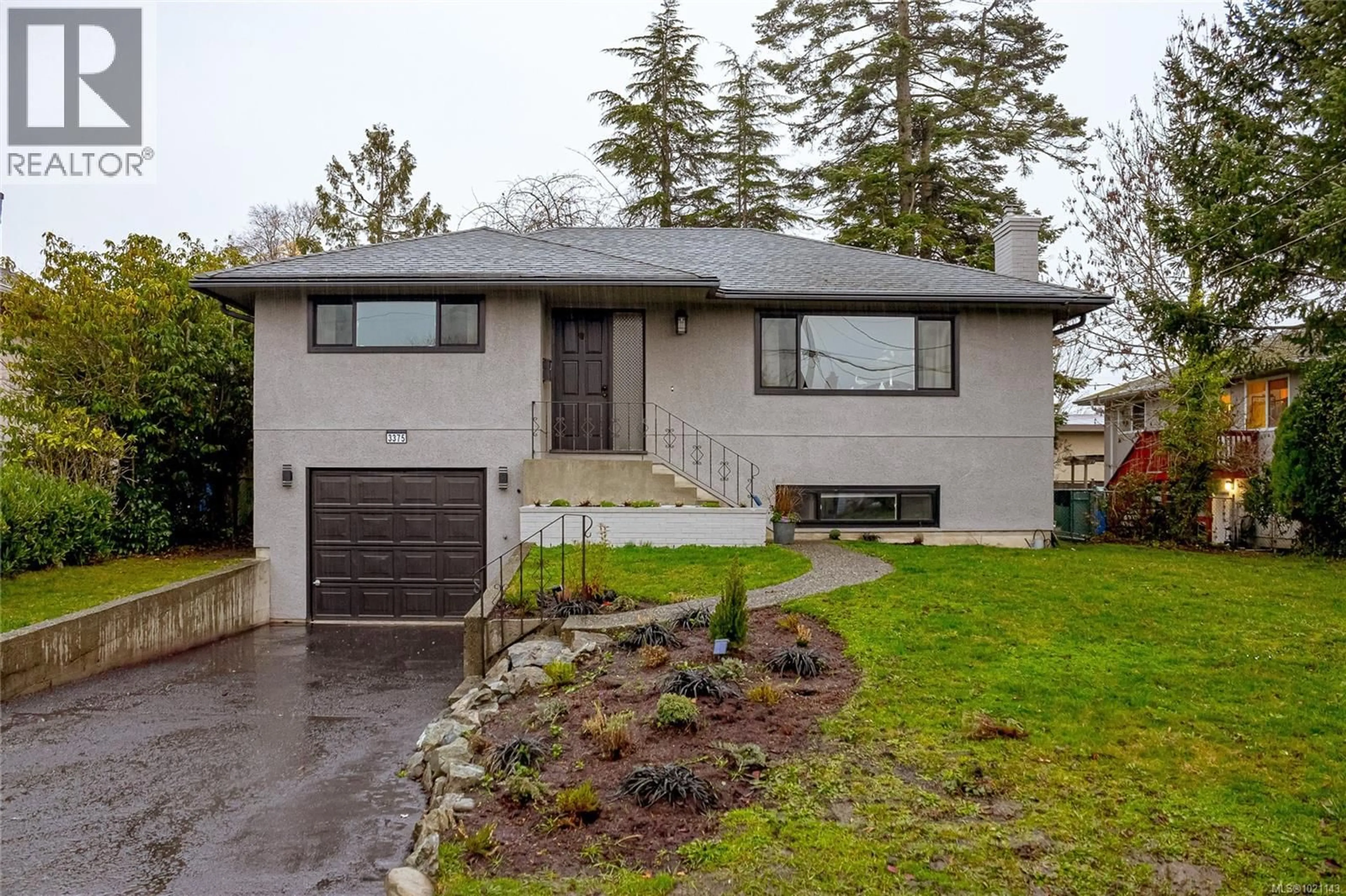 Home with vinyl exterior material, street for 3375 KINGSLEY PLACE, Saanich British Columbia V8P4K2