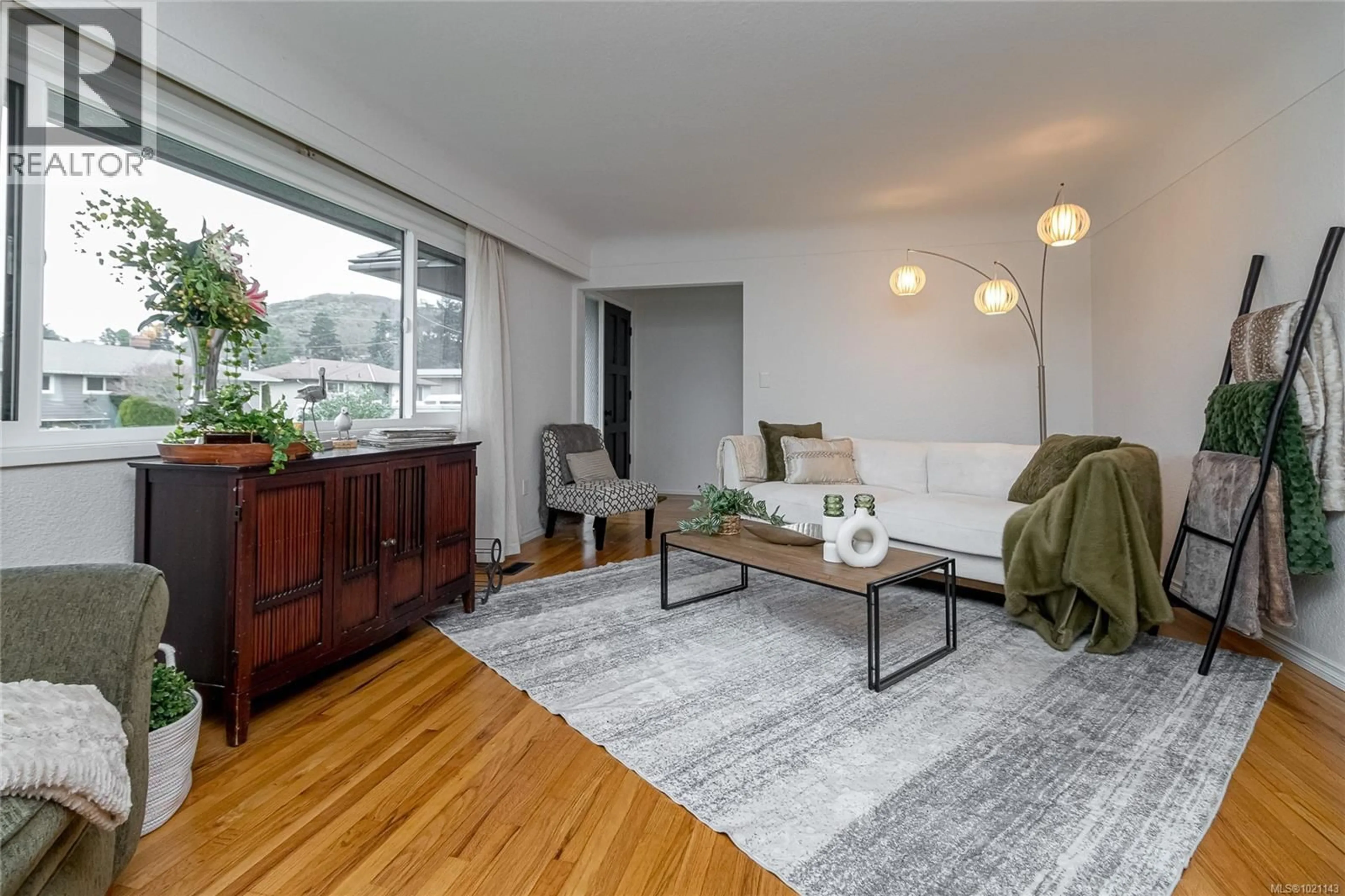 Living room with furniture, wood/laminate floor for 3375 KINGSLEY PLACE, Saanich British Columbia V8P4K2