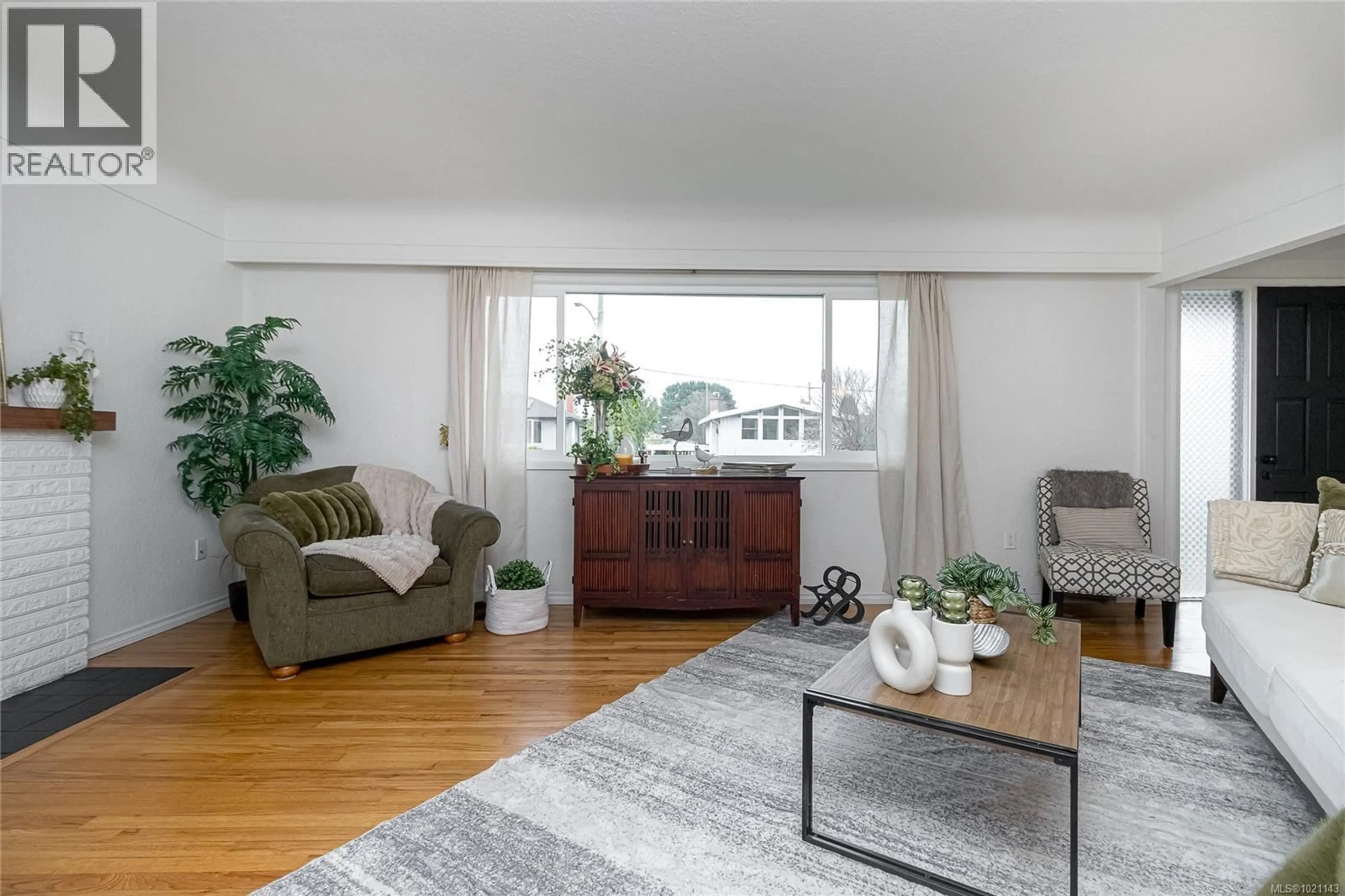 Living room with furniture, wood/laminate floor for 3375 KINGSLEY PLACE, Saanich British Columbia V8P4K2