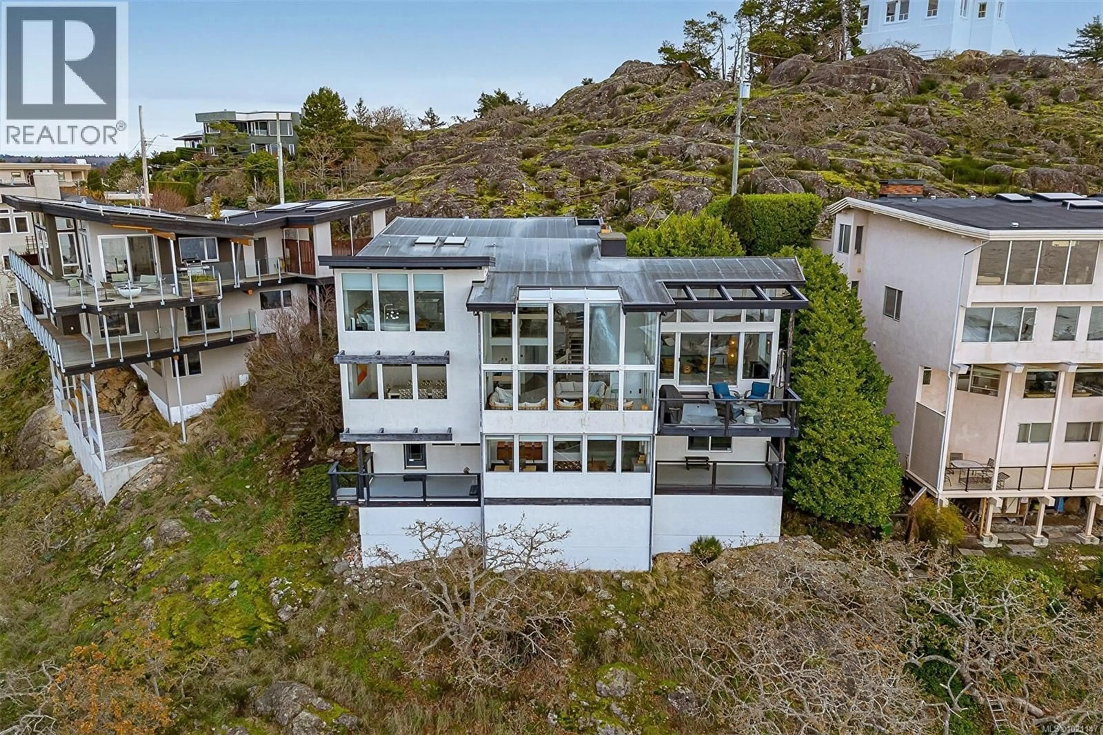 A pic from outside/outdoor area/front of a property/back of a property/a pic from drone, building for 117 BARKLEY TERRACE, Oak Bay British Columbia V8S1Y1