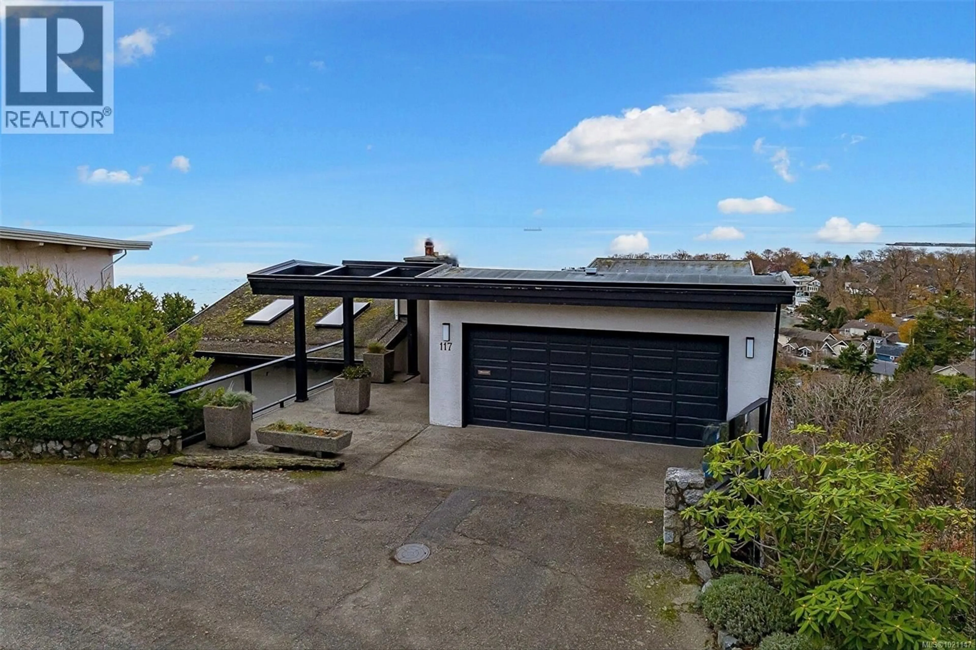 A pic from outside/outdoor area/front of a property/back of a property/a pic from drone, street for 117 BARKLEY TERRACE, Oak Bay British Columbia V8S1Y1