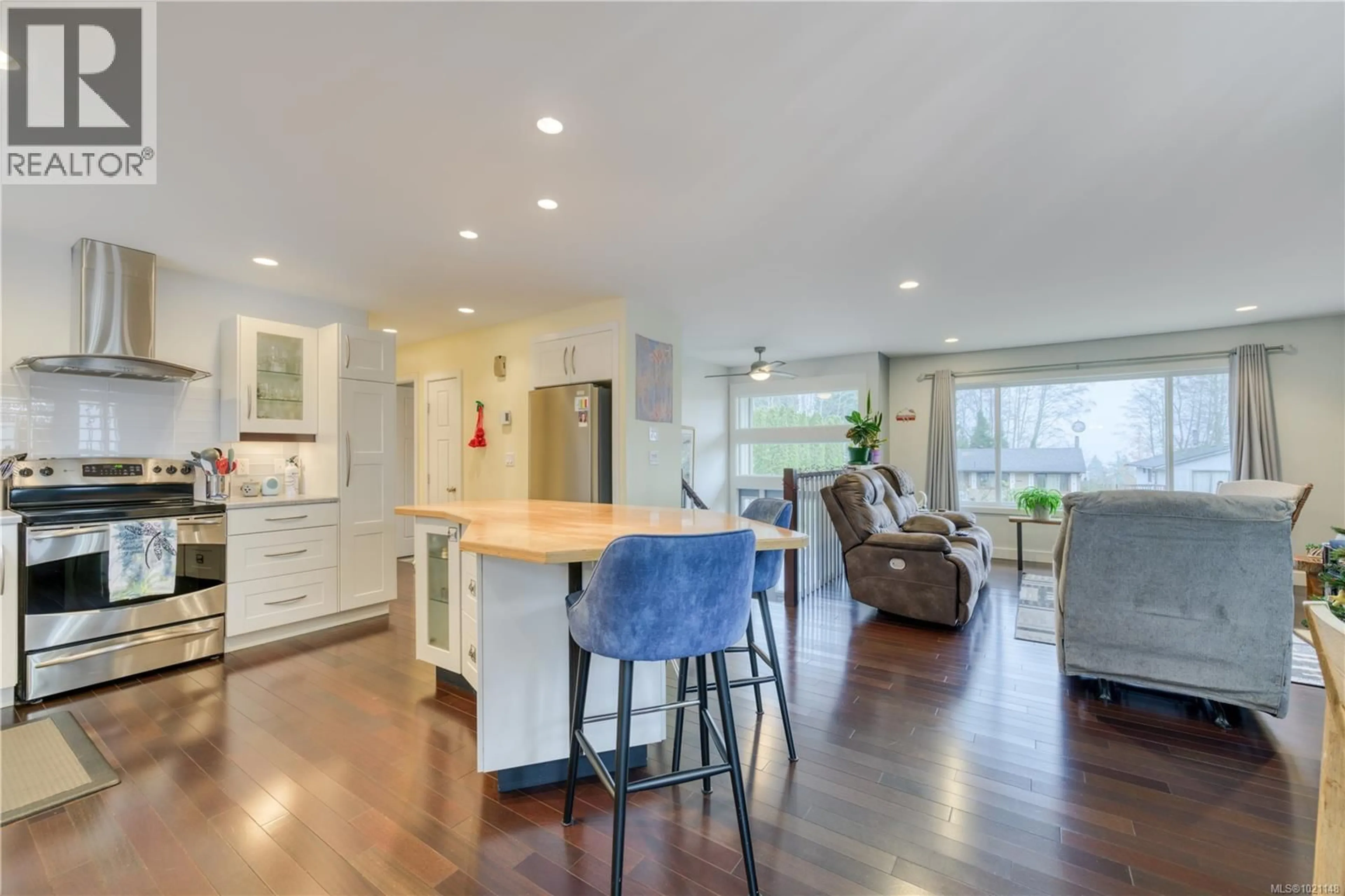 Open concept kitchen, wood/laminate floor for 7730 DAPHNE STREET, Port Hardy British Columbia V0N2P0