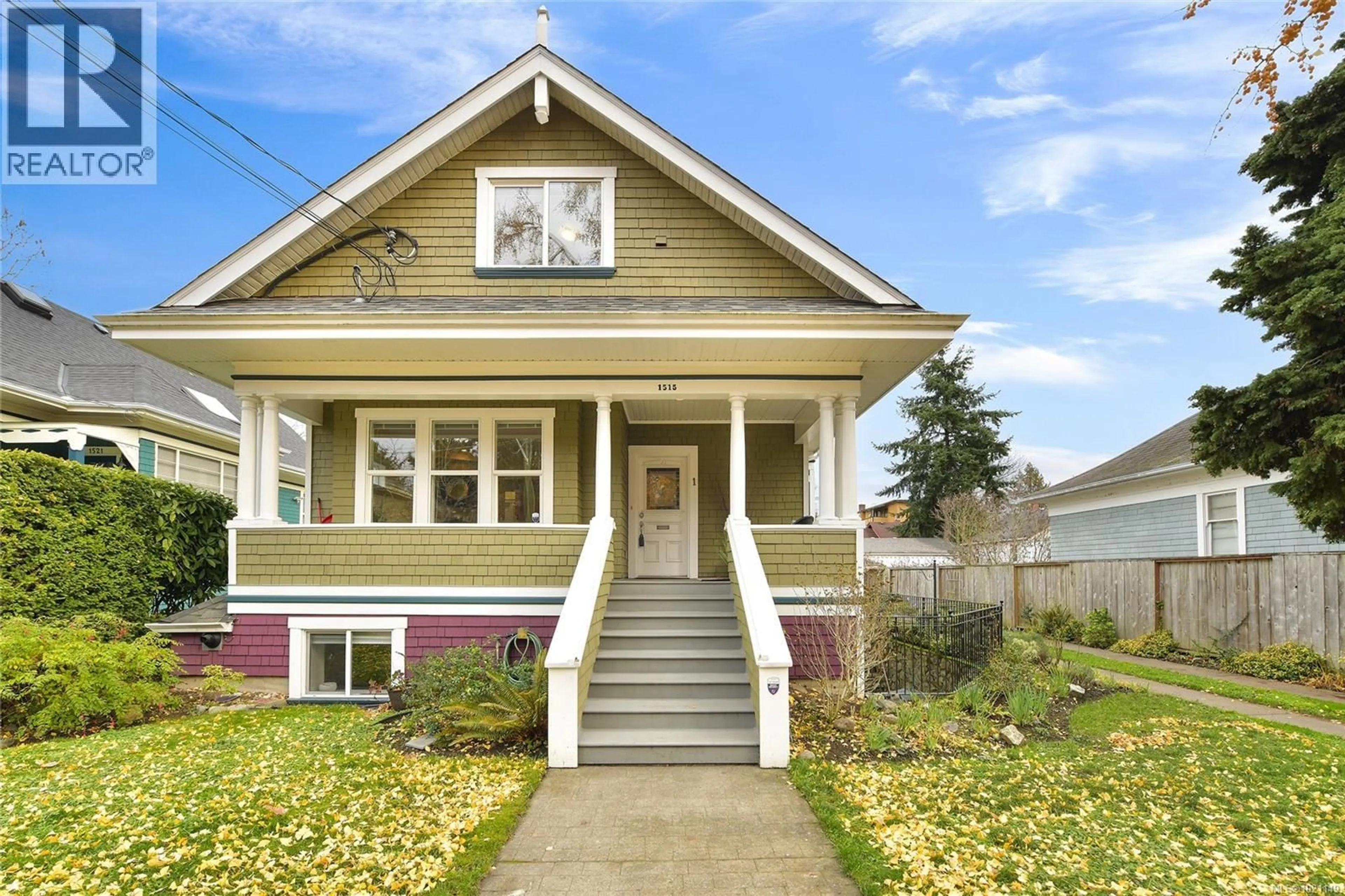 Home with vinyl exterior material, street for 1 - 1515 CAMOSUN STREET, Victoria British Columbia V8T3E3