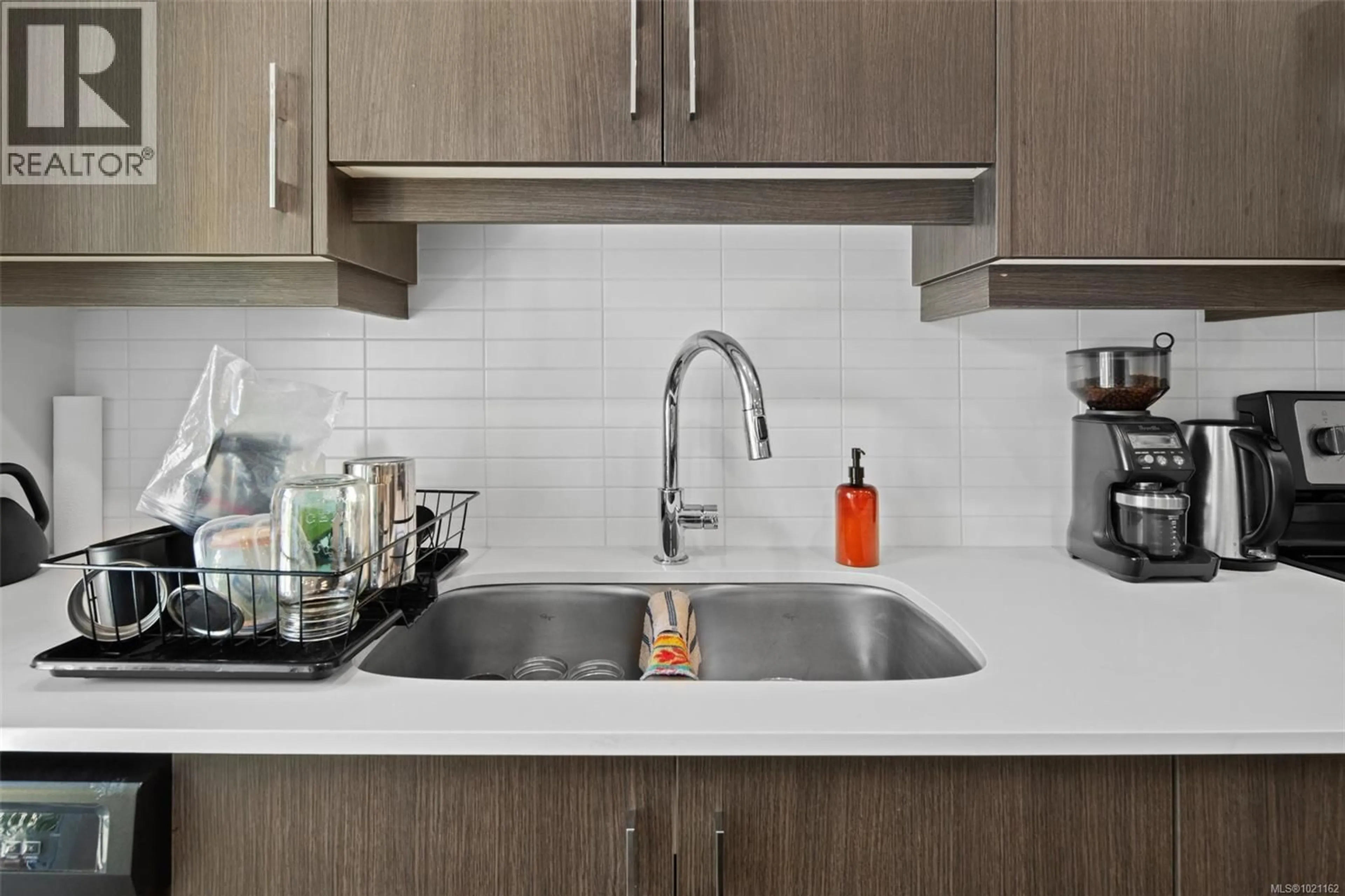 Standard kitchen, ceramic/tile floor for 403 - 826 ESQUIMALT ROAD, Esquimalt British Columbia V9A3M4