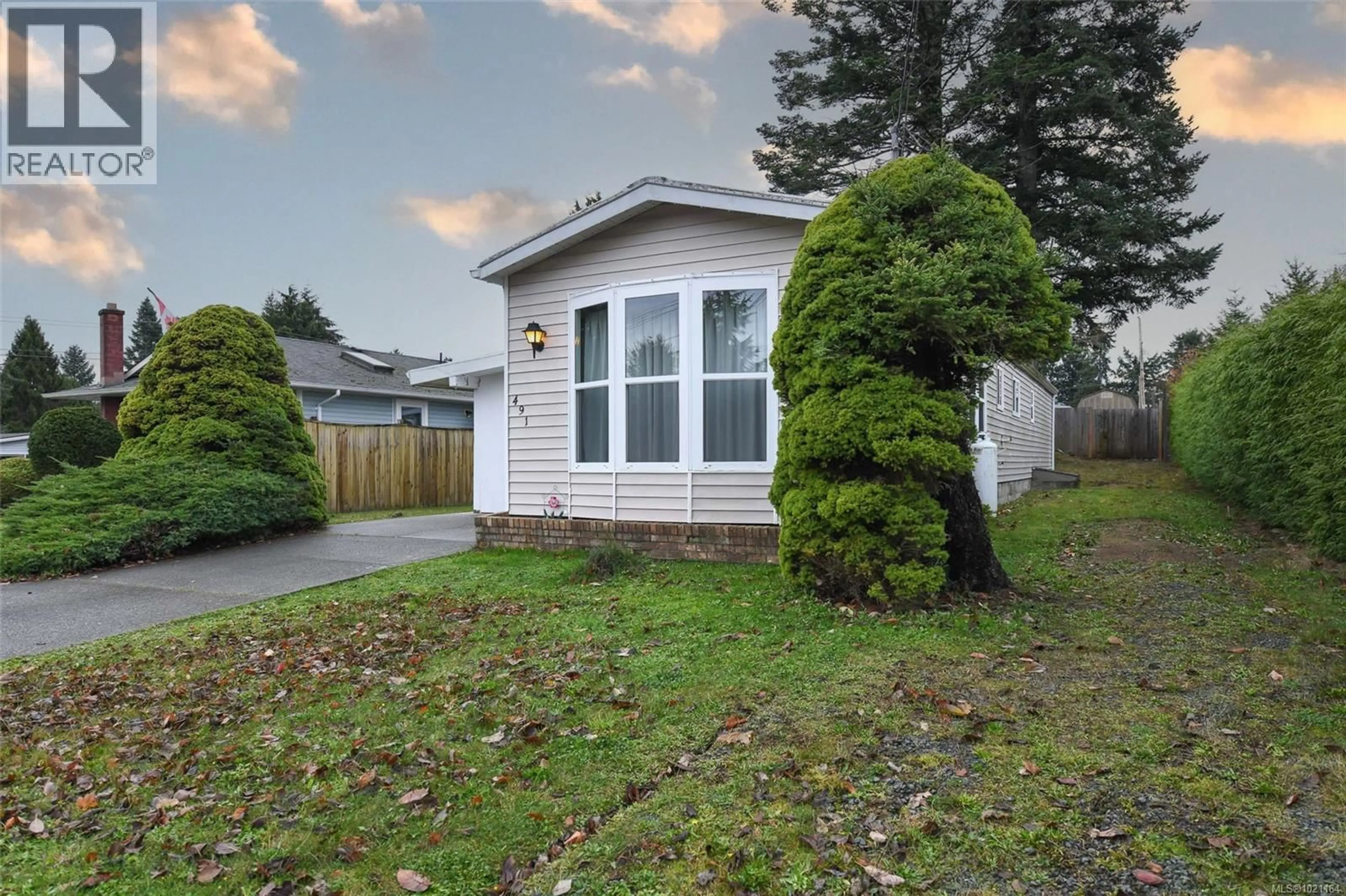 Home with vinyl exterior material, street for 491 COWICHAN AVENUE, Courtenay British Columbia V9N7M1