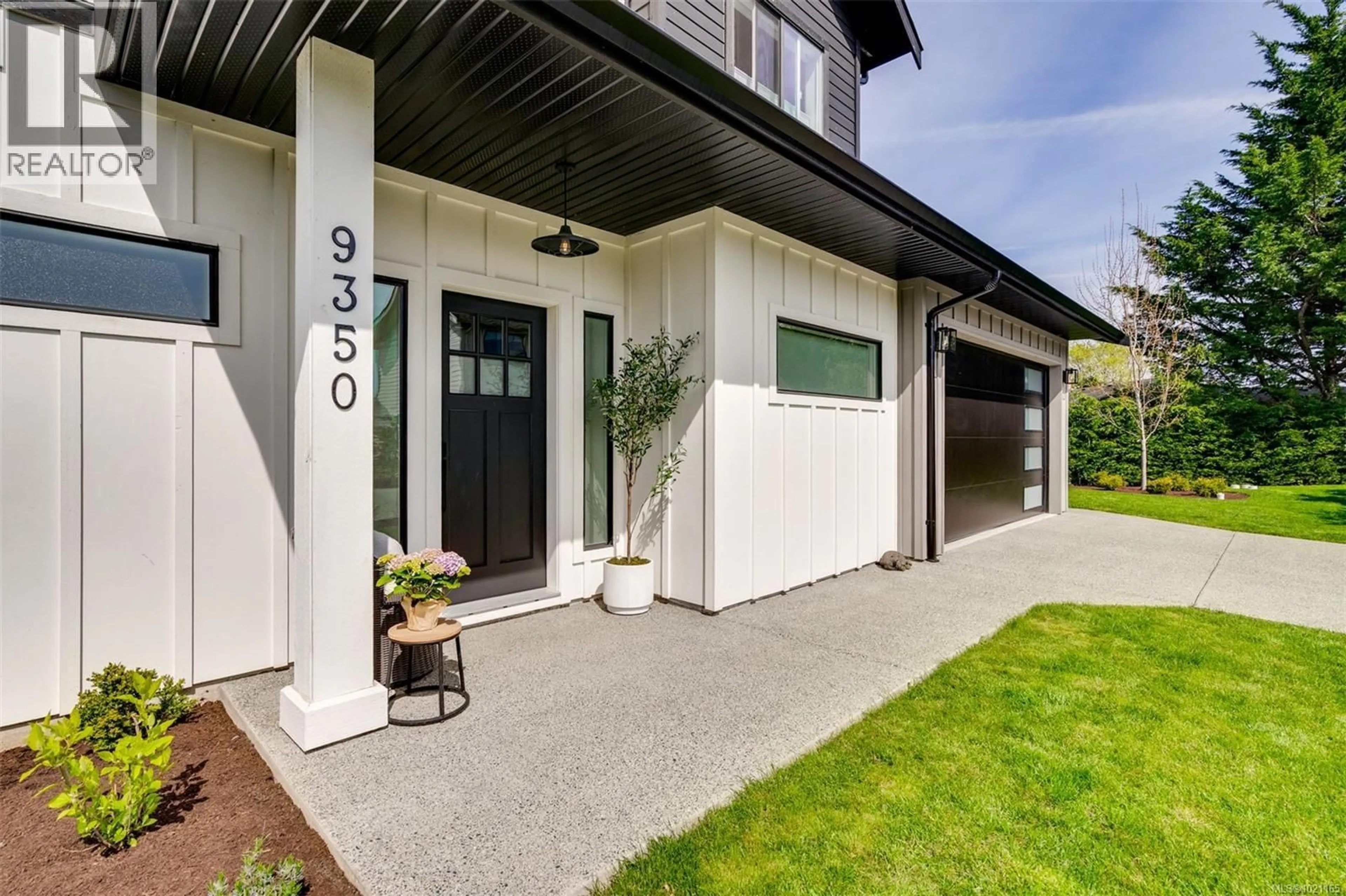 Indoor entryway for 9350 EAST SAANICH ROAD, North Saanich British Columbia V8L1H9