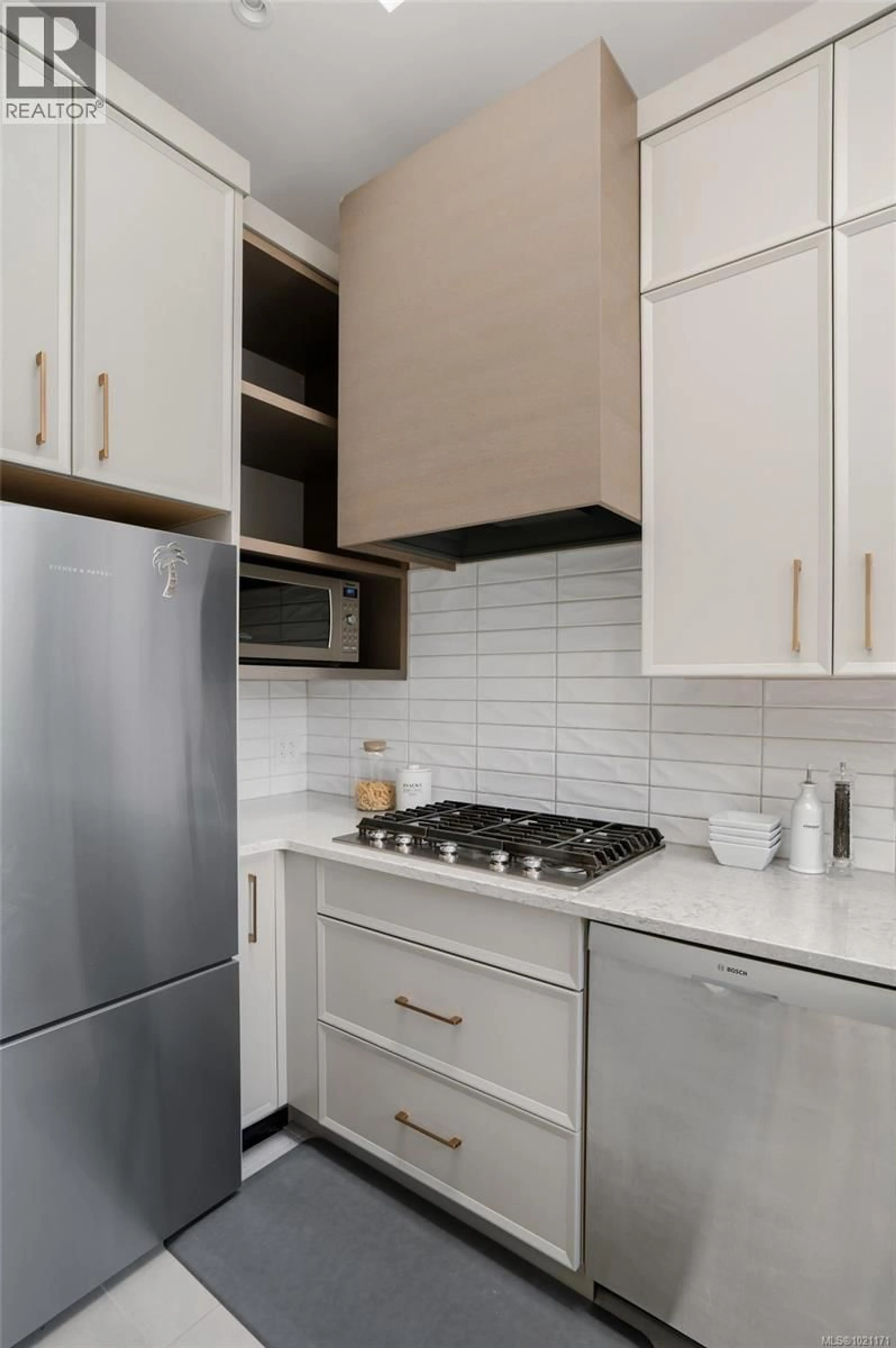 Standard kitchen, ceramic/tile floor for 2639 VICTOR STREET, Victoria British Columbia V8R4E3