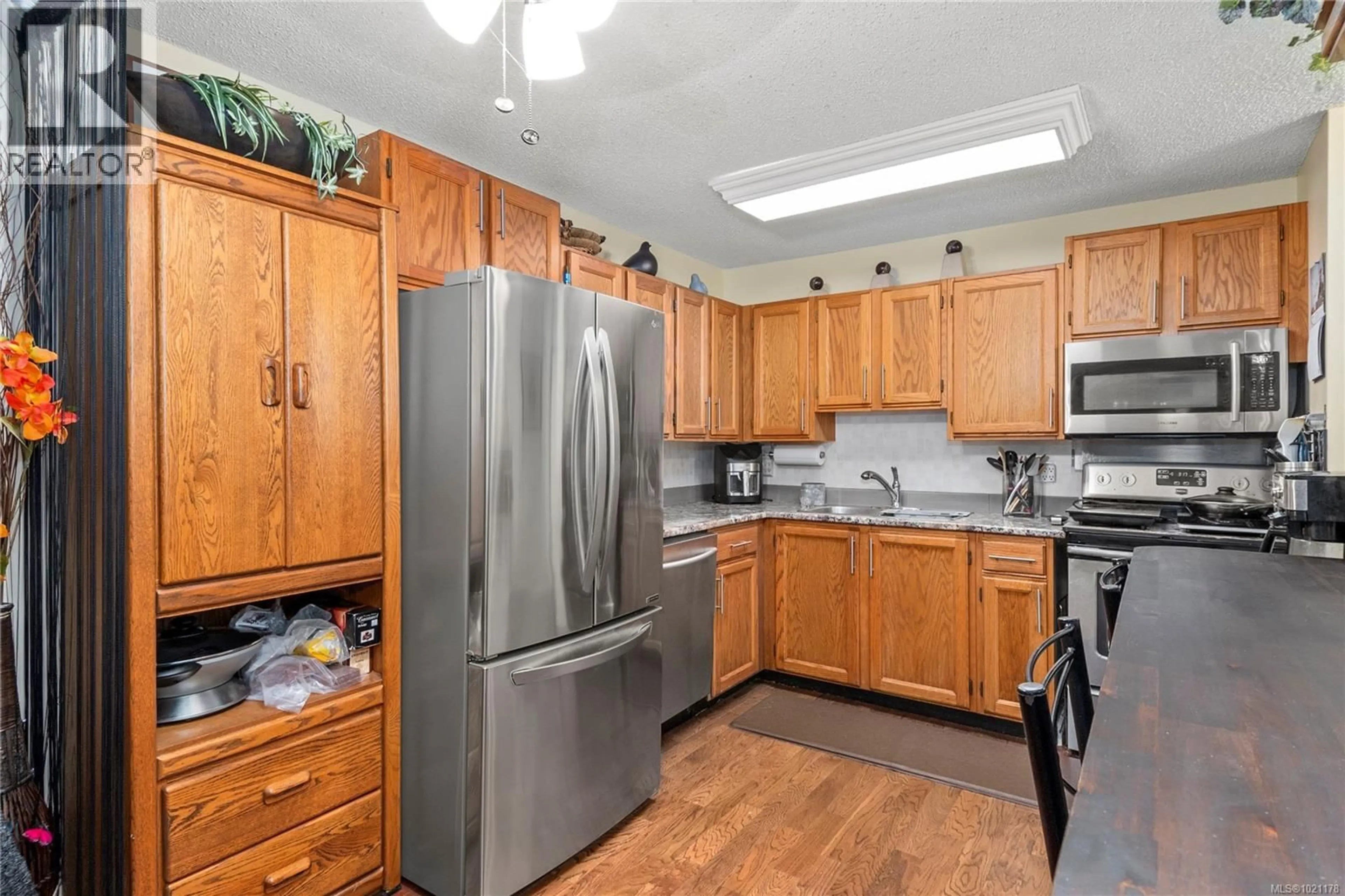 Standard kitchen, unknown for 105 - 962 ISLAND HIGHWAY SOUTH, Campbell River British Columbia V9W1B1