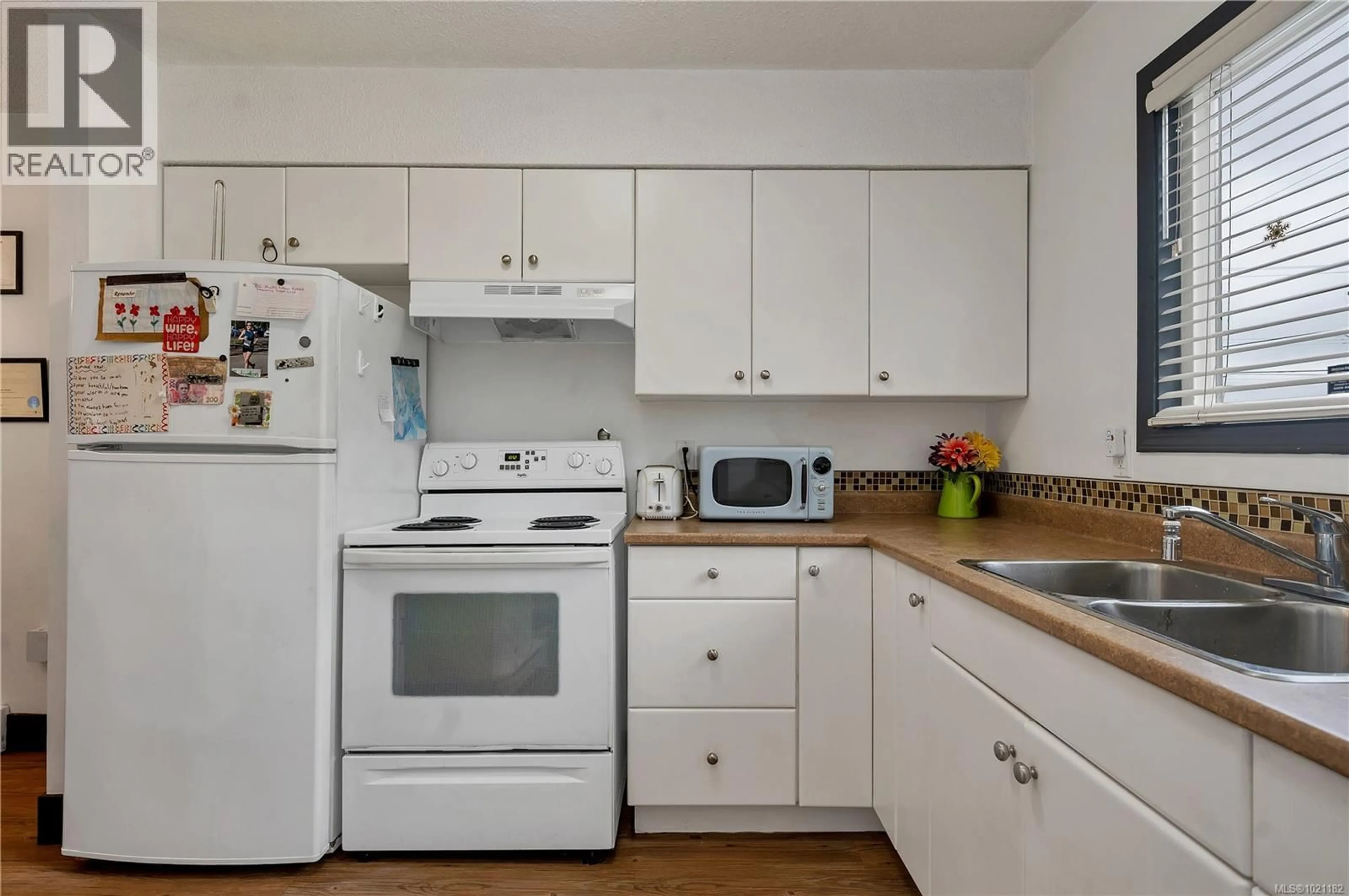 Standard kitchen, wood/laminate floor for 105 - 824 ISLAND HIGHWAY SOUTH, Campbell River British Columbia V9W1A8