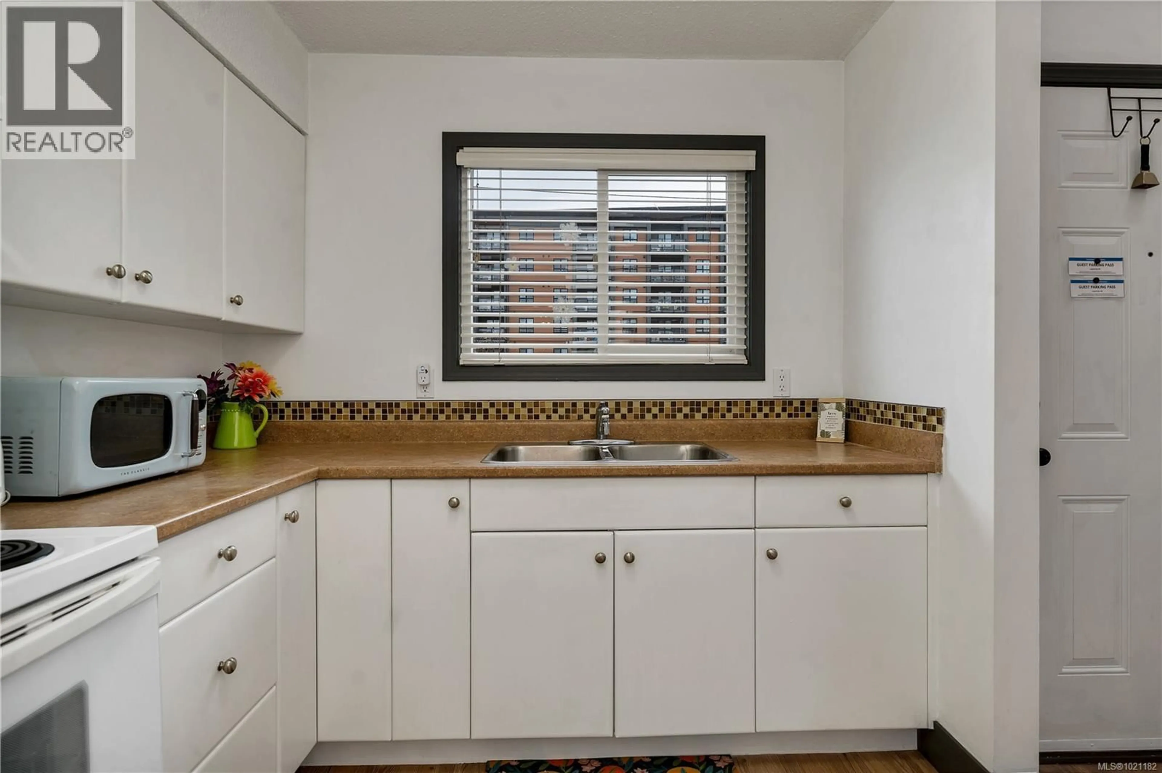 Standard kitchen, ceramic/tile floor for 105 - 824 ISLAND HIGHWAY SOUTH, Campbell River British Columbia V9W1A8