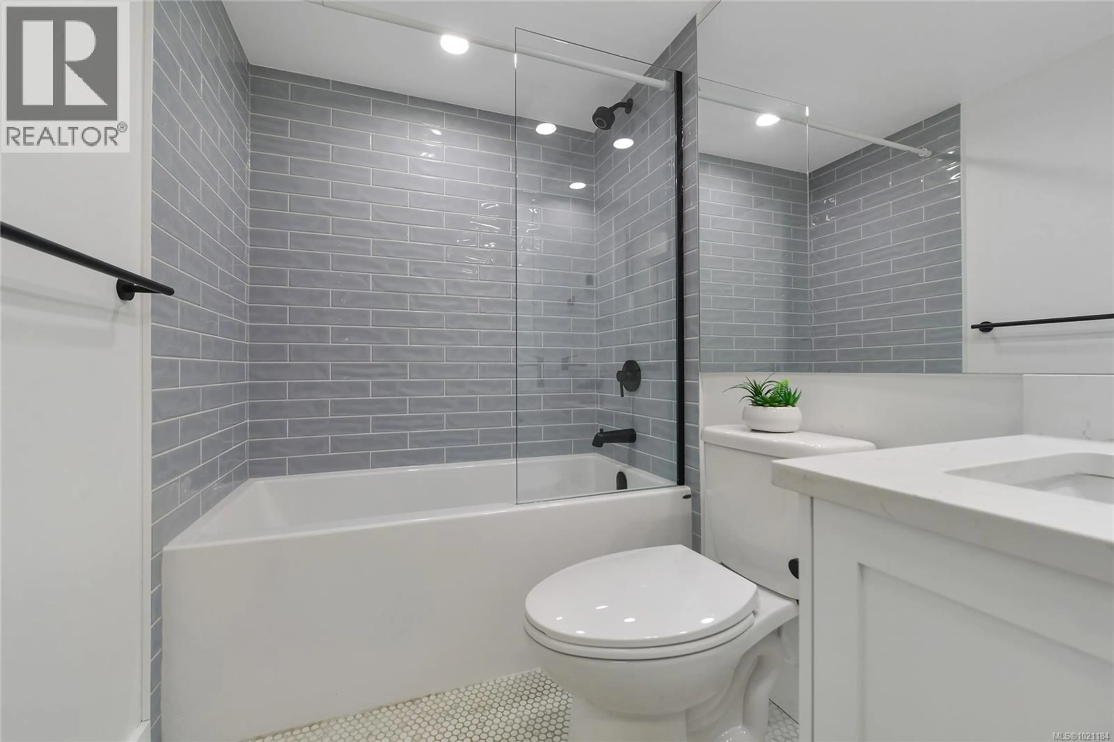 Standard bathroom, ceramic/tile floor for 105 - 3215 ALDER STREET, Saanich British Columbia V8X1P3