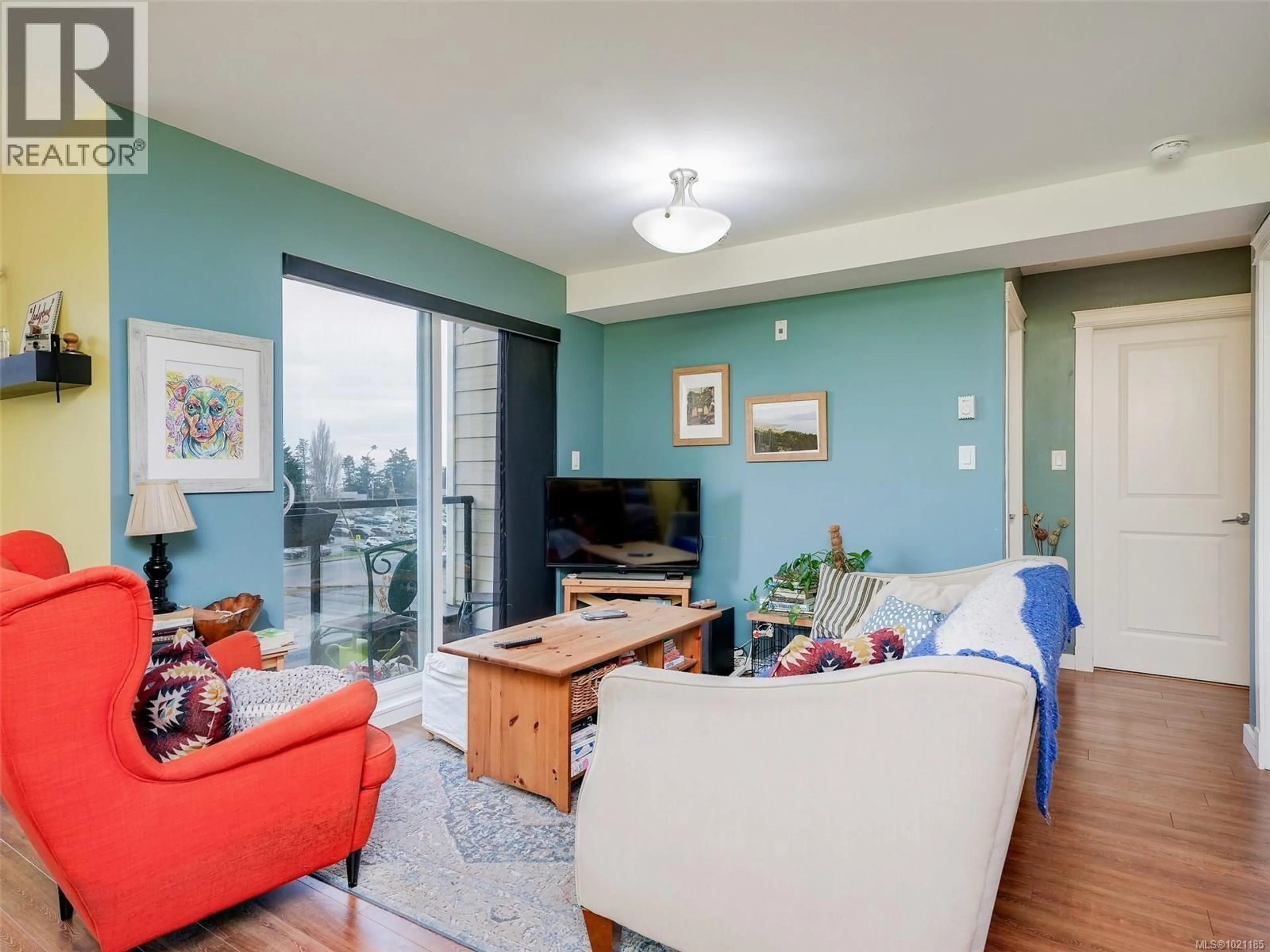 Living room with furniture, wood/laminate floor for 1405 ESQUIMALT STREET, Esquimalt British Columbia V9A3L9