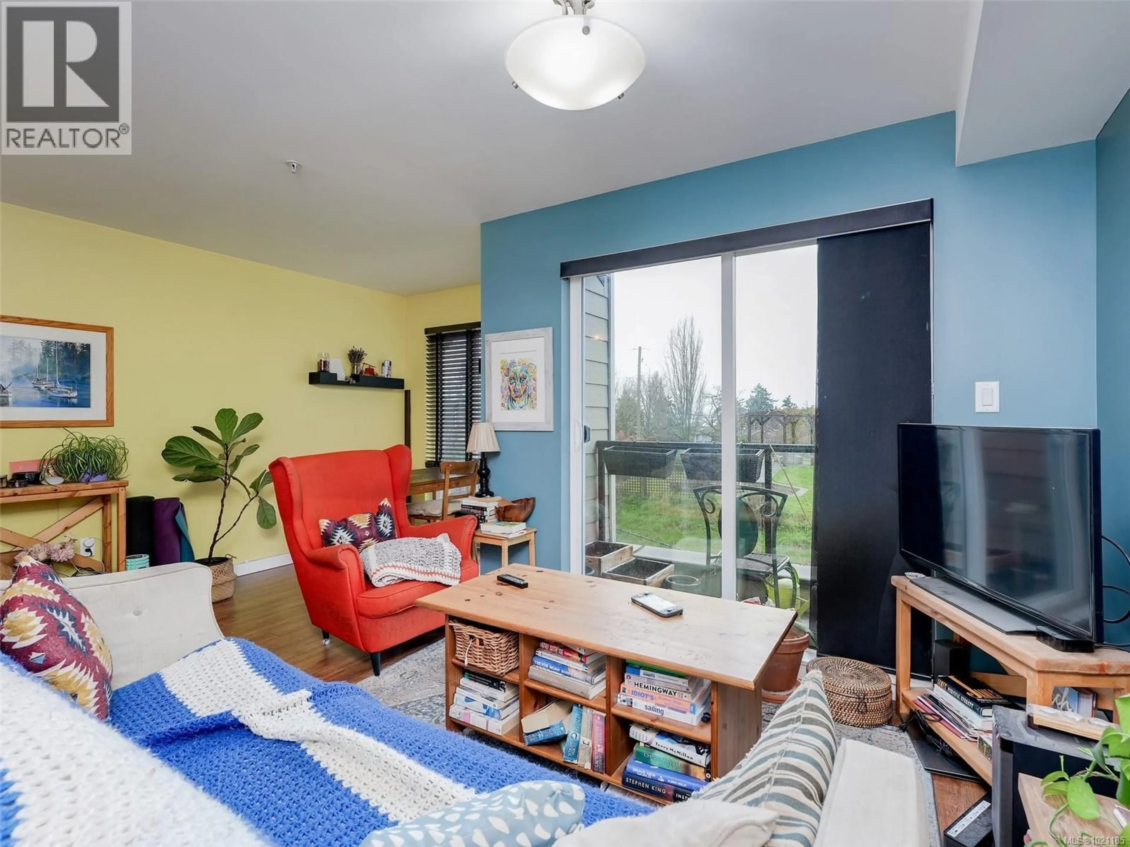 Living room with furniture, wood/laminate floor for 1405 ESQUIMALT STREET, Esquimalt British Columbia V9A3L9