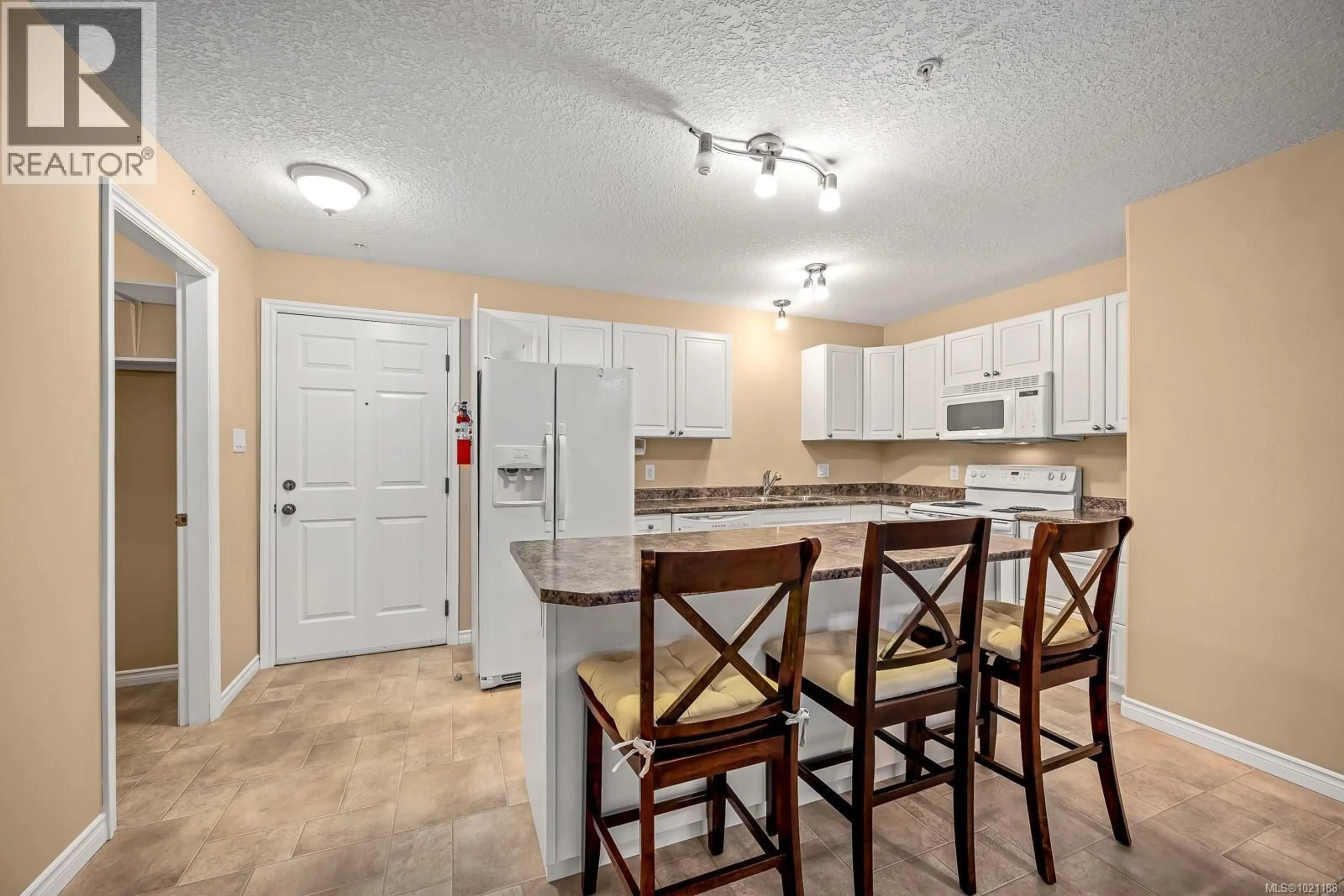 Open concept kitchen, ceramic/tile floor for 201 - 129 BACK ROAD, Courtenay British Columbia V9N3W5