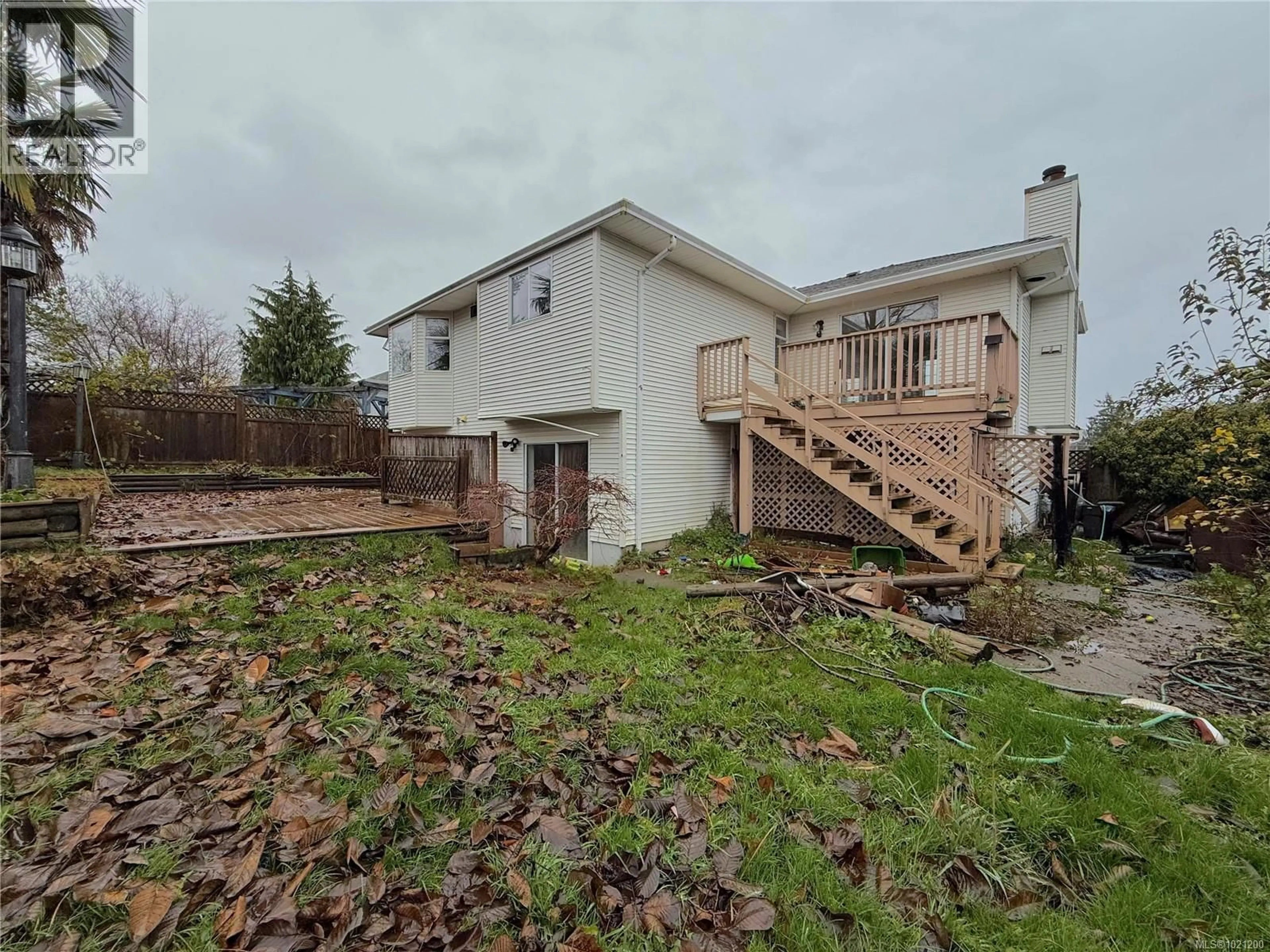 A pic from outside/outdoor area/front of a property/back of a property/a pic from drone, building for 705 GEORGIA DRIVE, Campbell River British Columbia V9H1R8