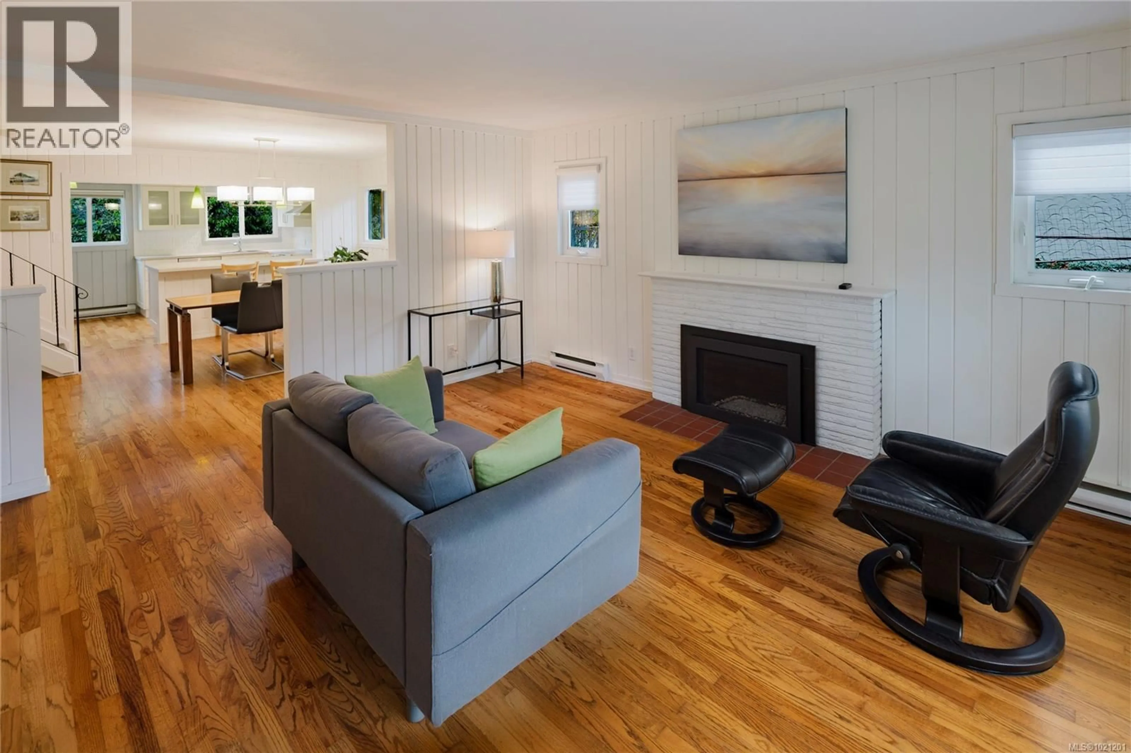 Living room with furniture, wood/laminate floor for 1632 WILMOT PLACE, Oak Bay British Columbia V8R5S4