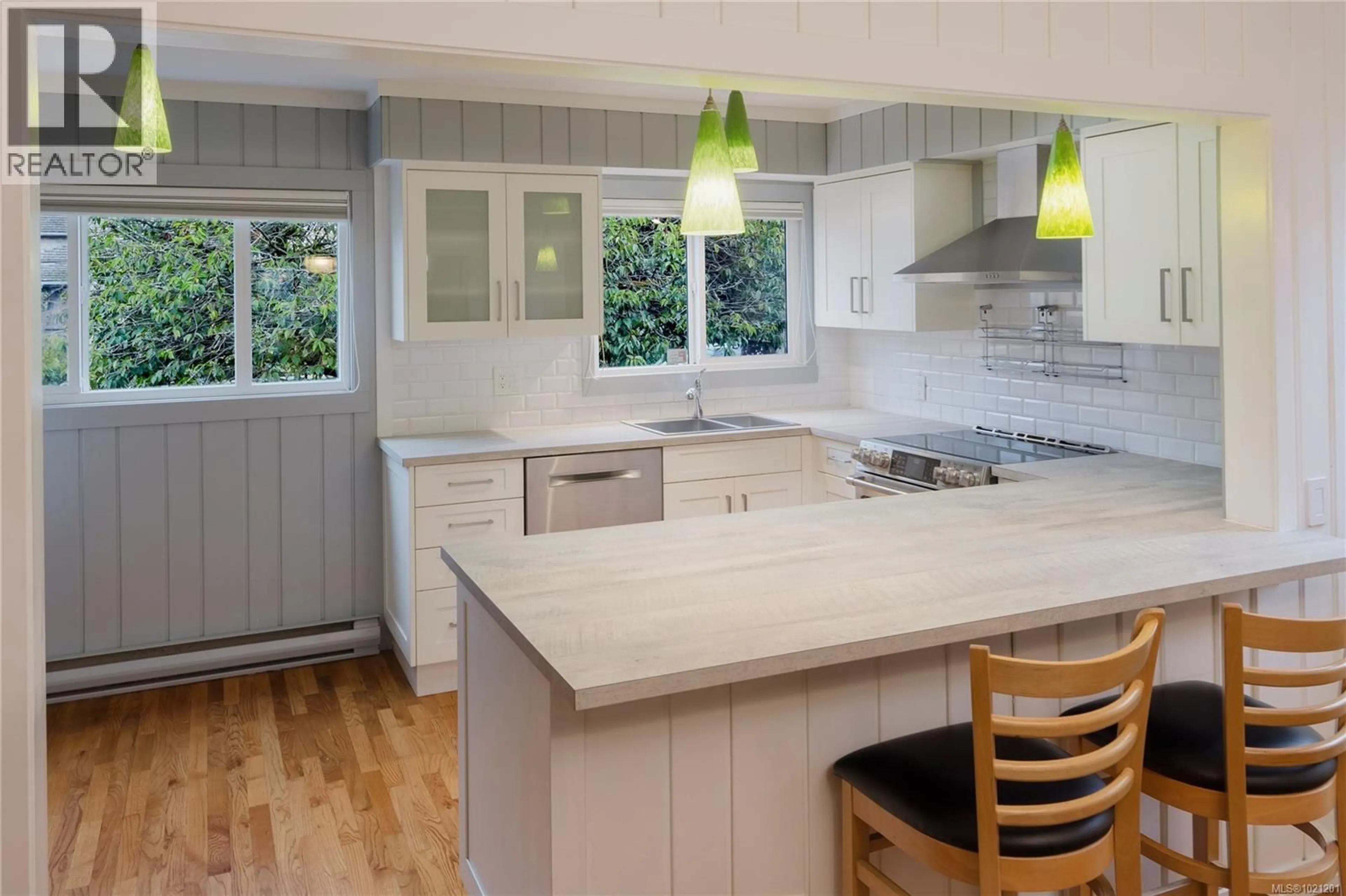 Contemporary kitchen, unknown for 1632 WILMOT PLACE, Oak Bay British Columbia V8R5S4