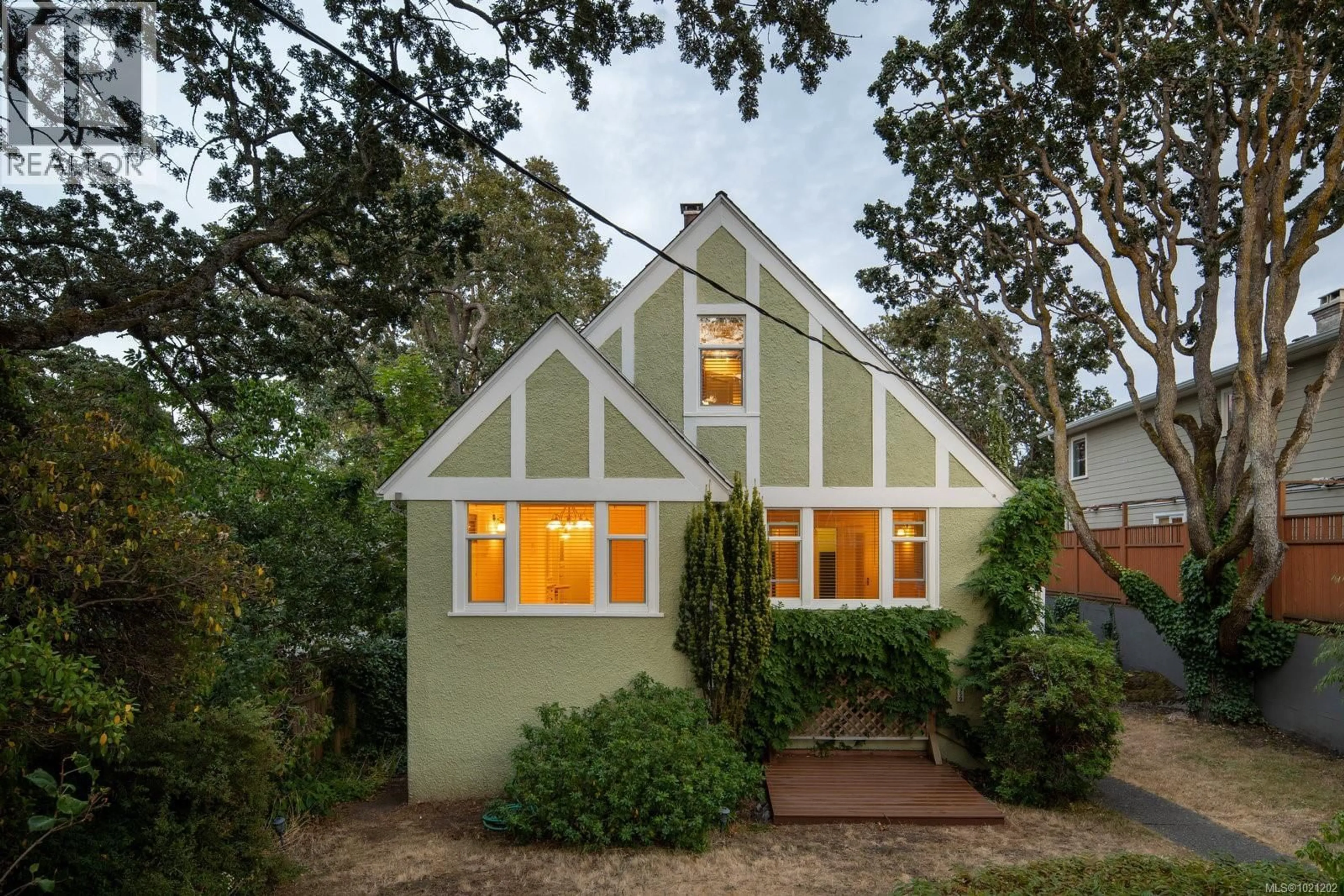 Home with vinyl exterior material, street for 1959 HAMPSHIRE ROAD, Oak Bay British Columbia V8R5T9