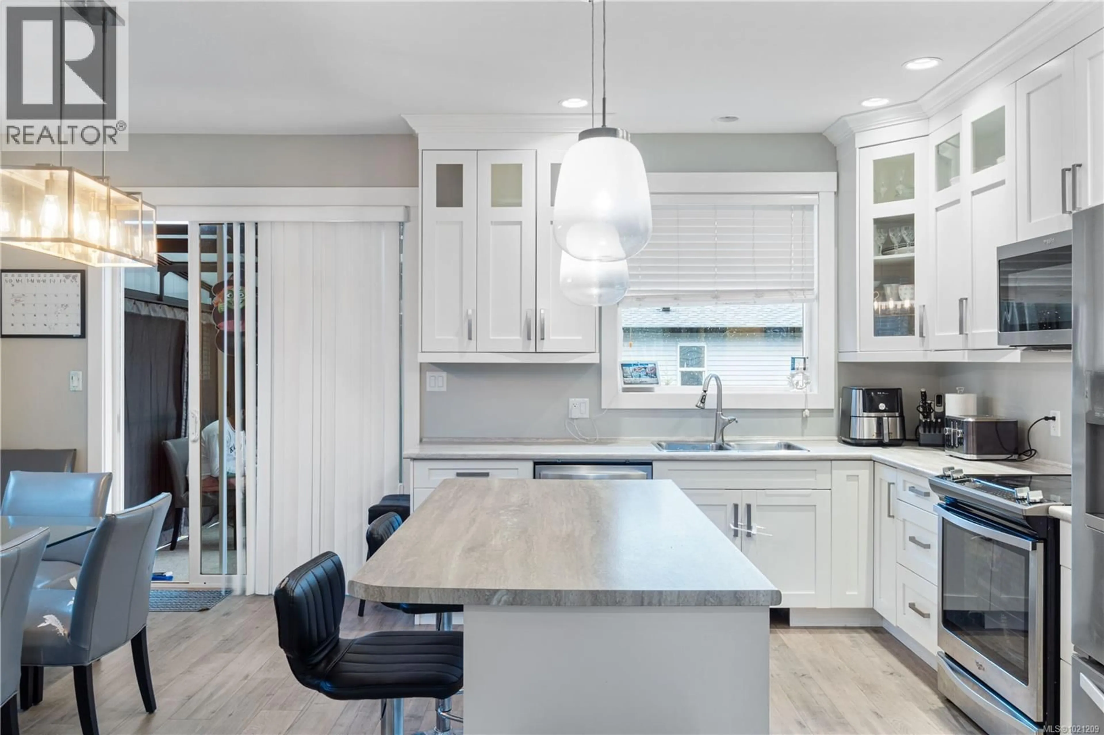 Contemporary kitchen, unknown for 994 DOUGLAS AVENUE, Nanaimo British Columbia V9R6X8