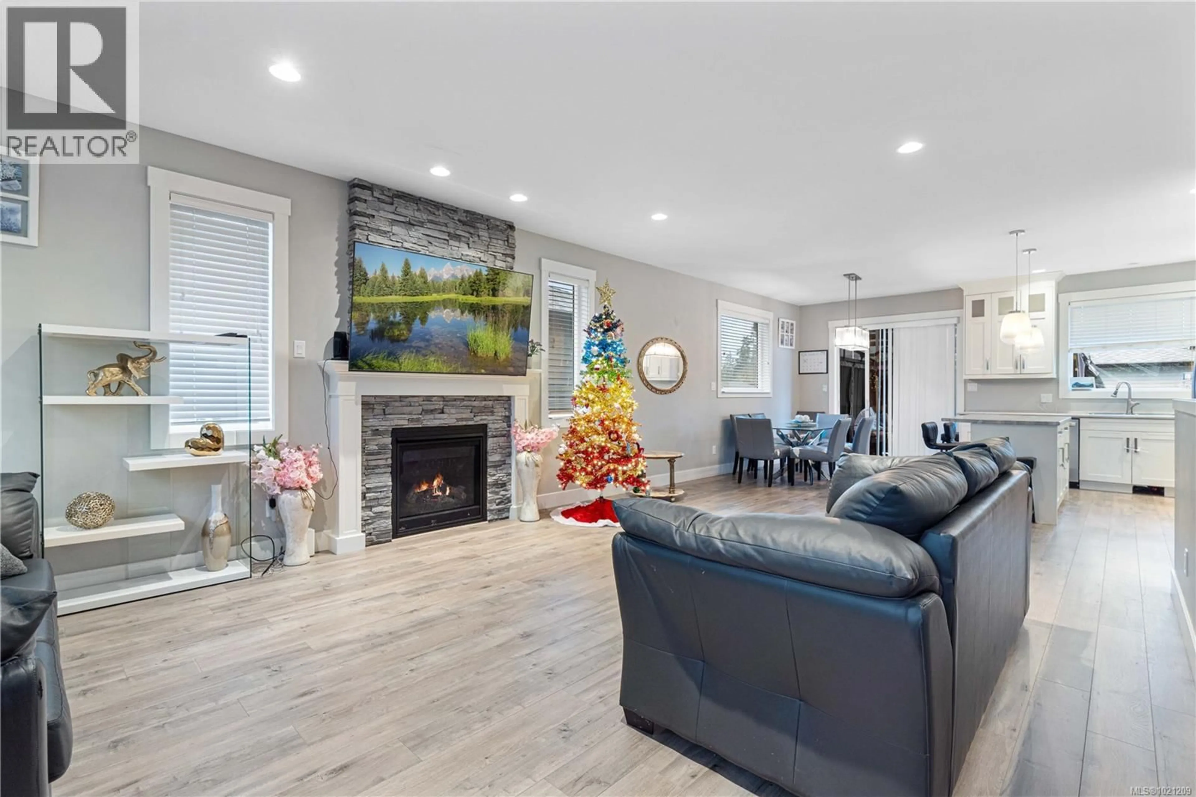 Living room with furniture, ceramic/tile floor for 994 DOUGLAS AVENUE, Nanaimo British Columbia V9R6X8