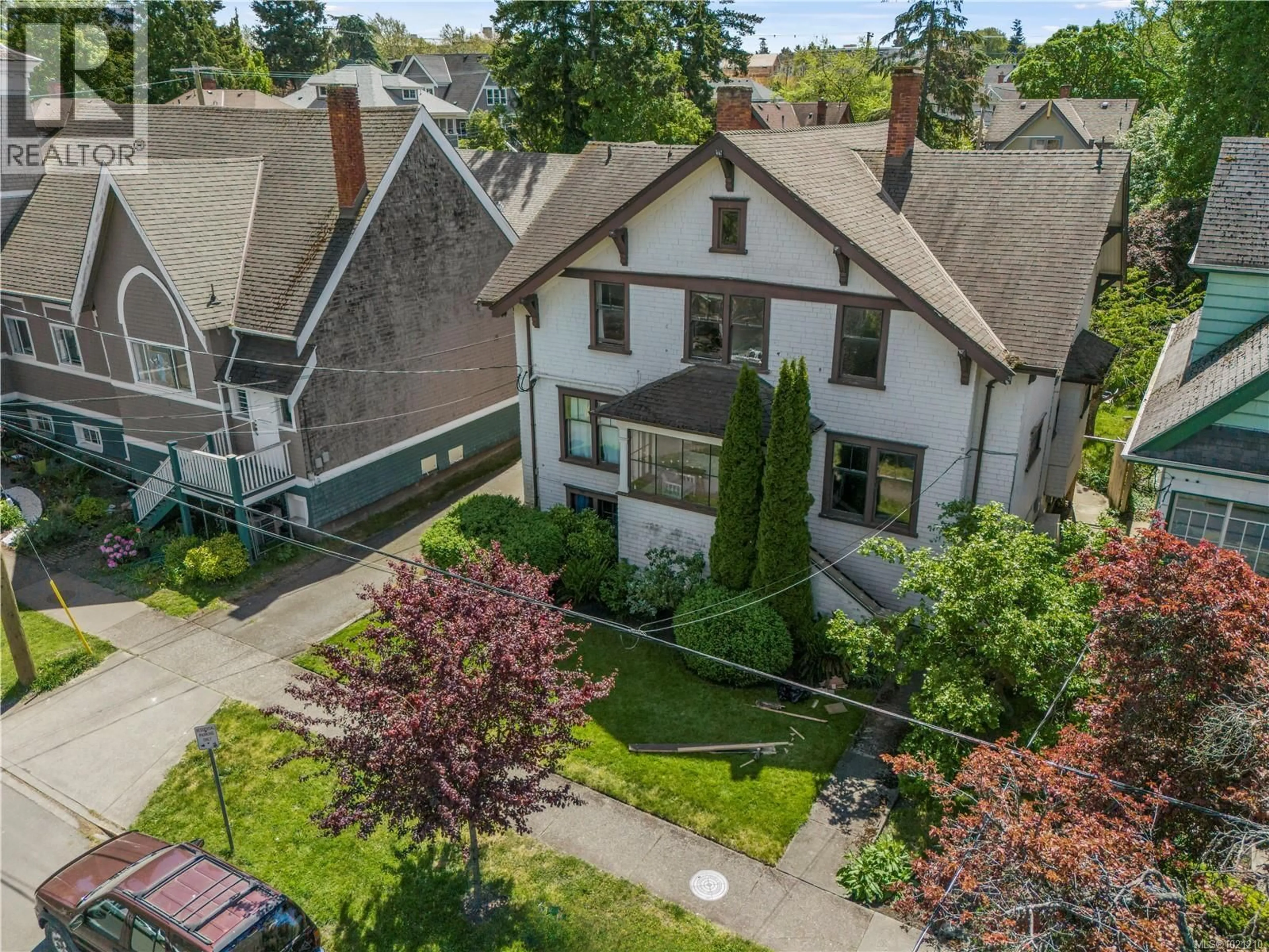 A pic from outside/outdoor area/front of a property/back of a property/a pic from drone, street for 1157 PRINCESS AVENUE, Victoria British Columbia V8T1L2