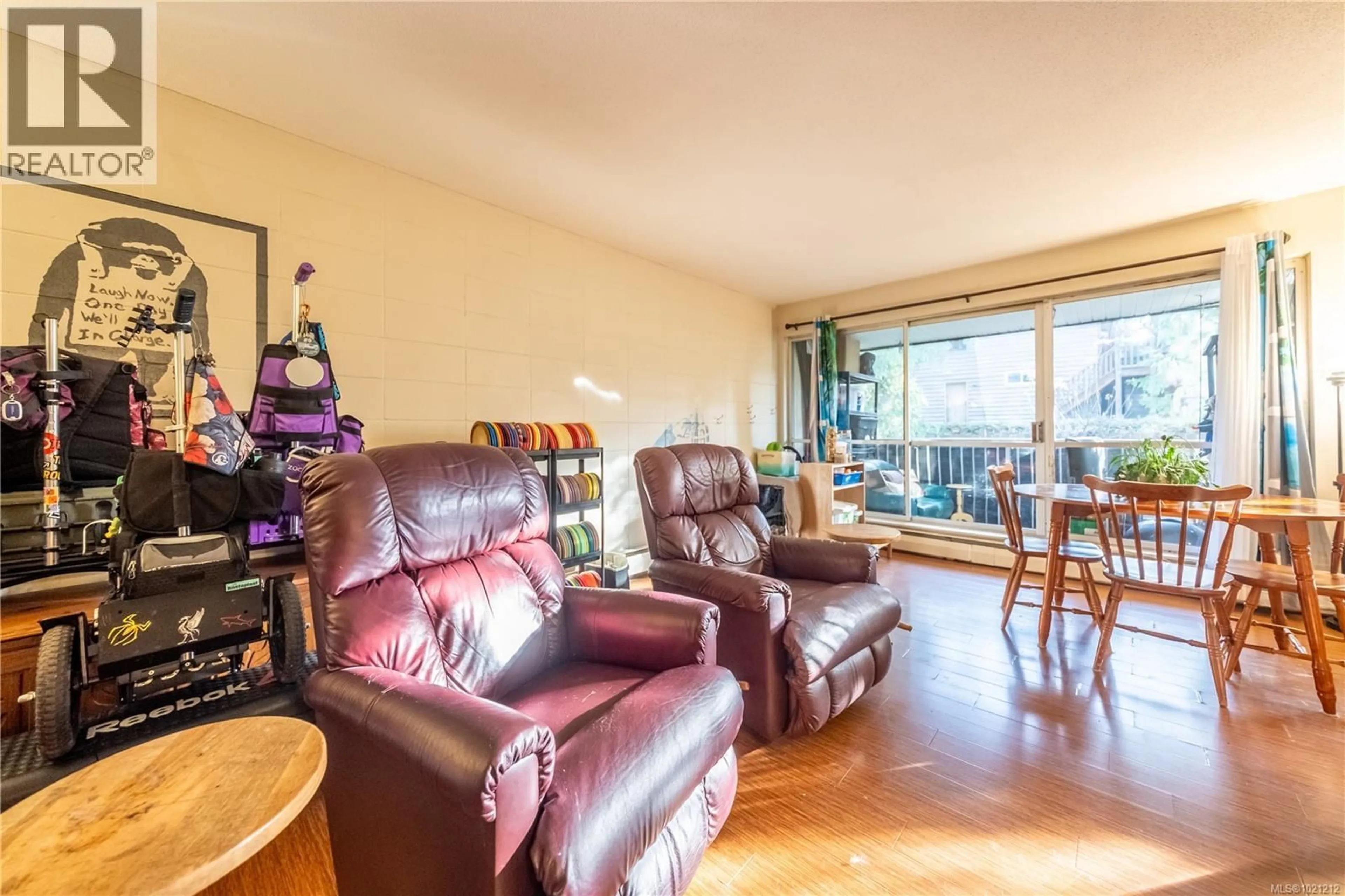 Living room with furniture, wood/laminate floor for 4306 - 997 BOWEN ROAD, Nanaimo British Columbia V9R2A4