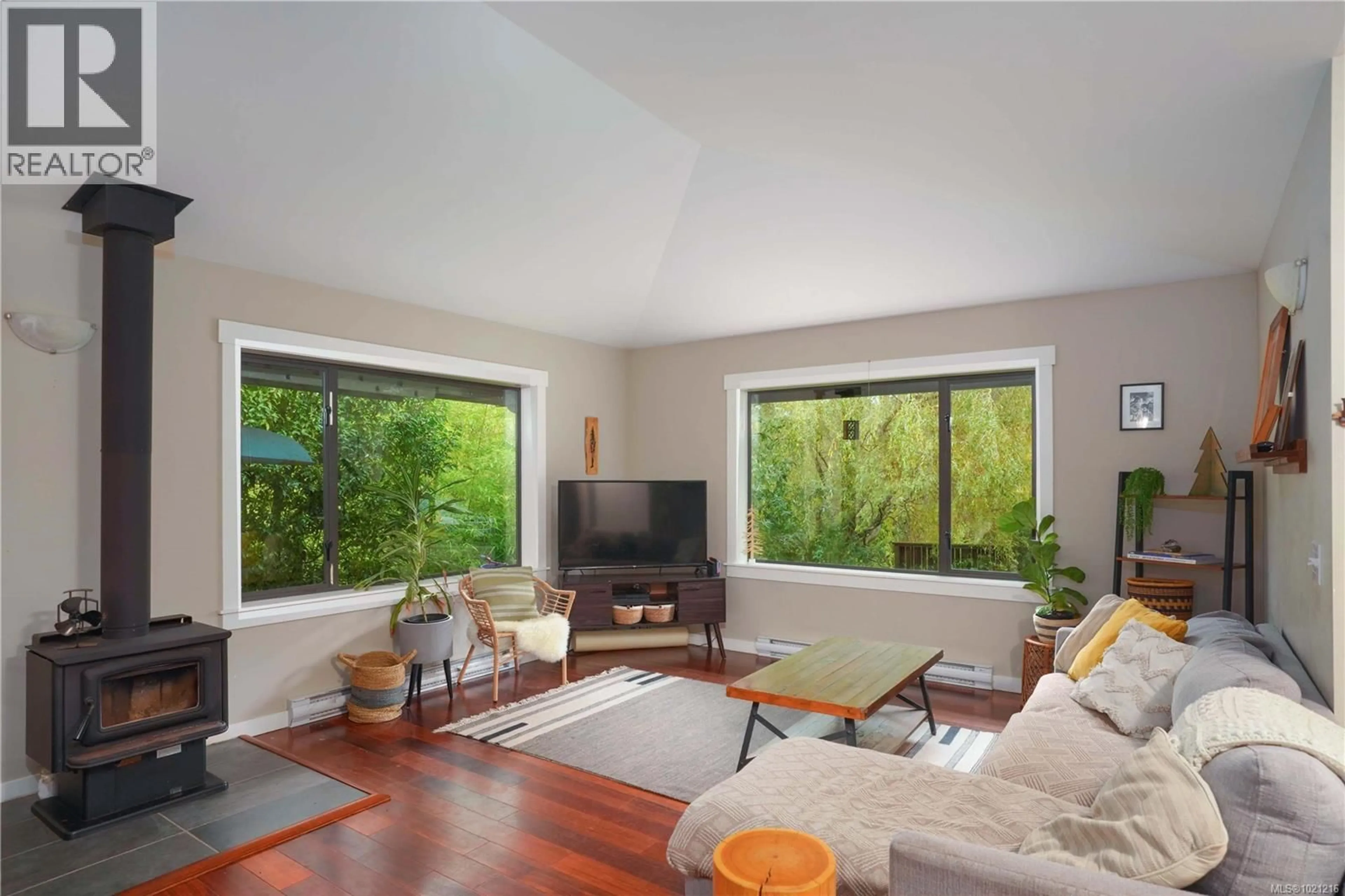 Living room with furniture, unknown for 182 GRANTVILLE STREET, Salt Spring British Columbia V8K1P1