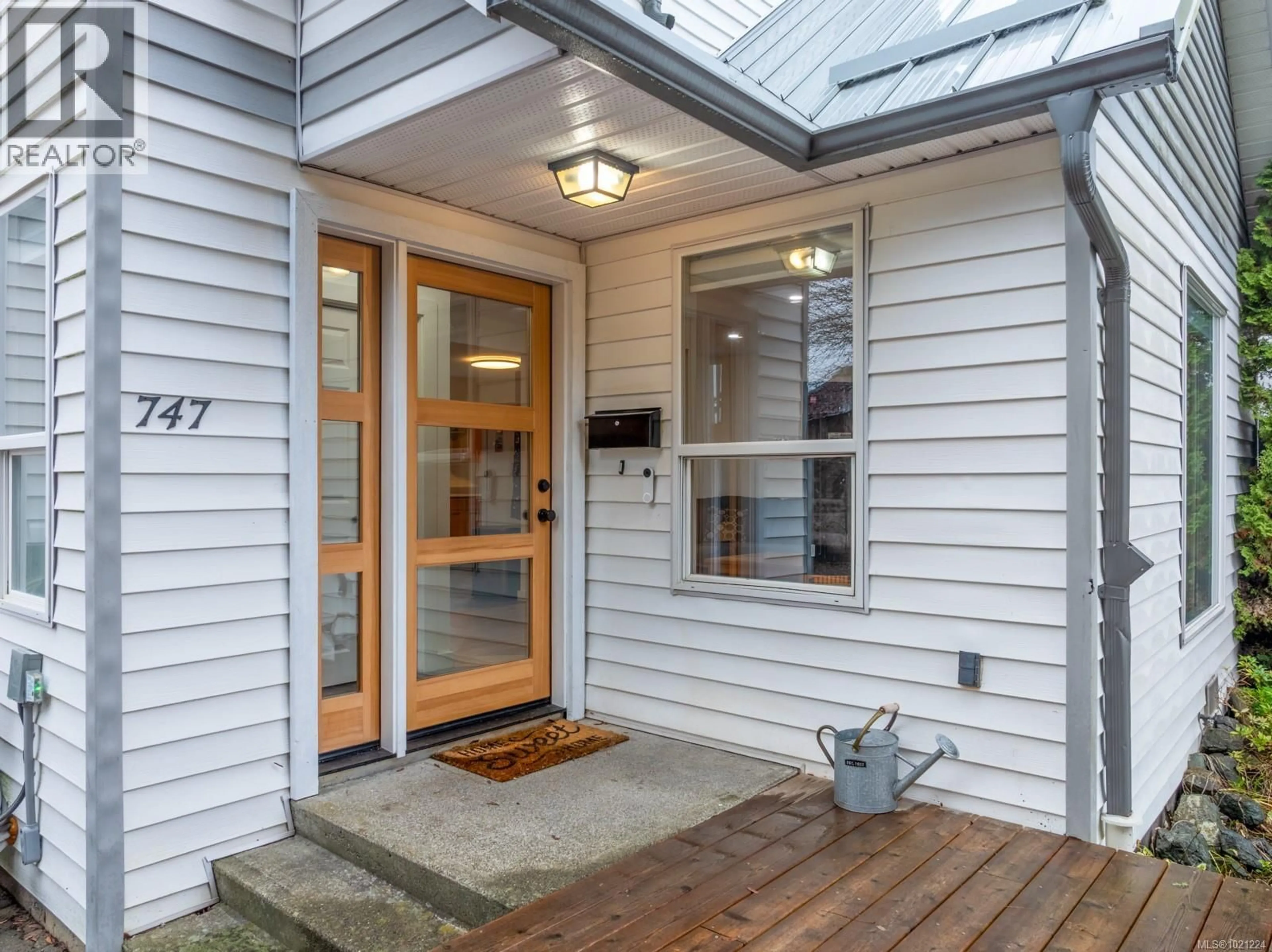 Indoor entryway for B - 747 STEWART AVENUE, Courtenay British Columbia V9N3H3