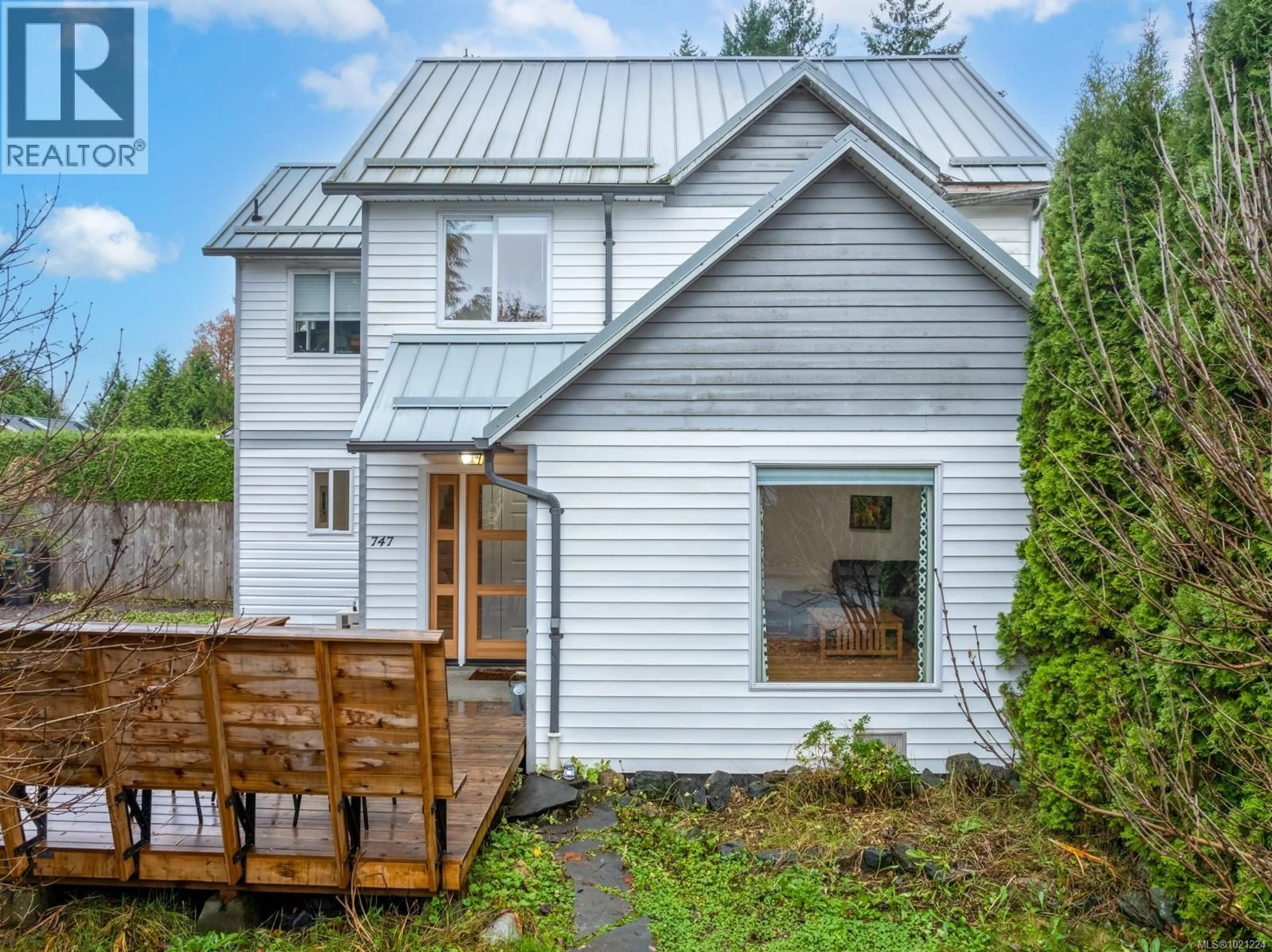 Home with vinyl exterior material, street for B - 747 STEWART AVENUE, Courtenay British Columbia V9N3H3